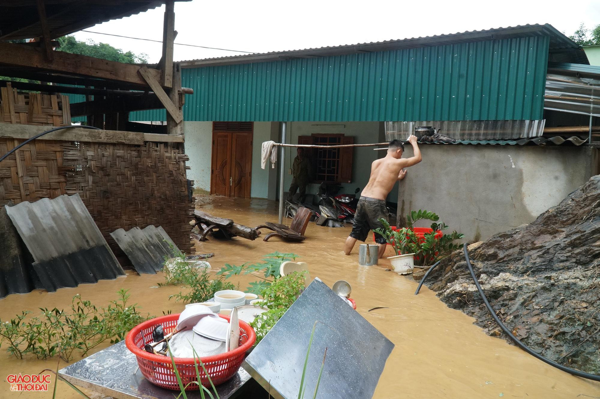 Là huyện miền núi khó khăn nhất của tỉnh Nghệ An, nhiều hộ dân ở Kỳ Sơn chỉ biết đứng nhìn, chấp nhận trắng tay sau khi trận lũ lớn tràn về cuốn đi hết tài sản trong nhà. Là huyện miền núi khó khăn nhất của tỉnh Nghệ An, nhiều hộ dân ở Kỳ Sơn chỉ biết đứng nhìn, chấp nhận trắng tay sau khi trận lũ lớn tràn về cuốn đi hết tài sản trong nhà.