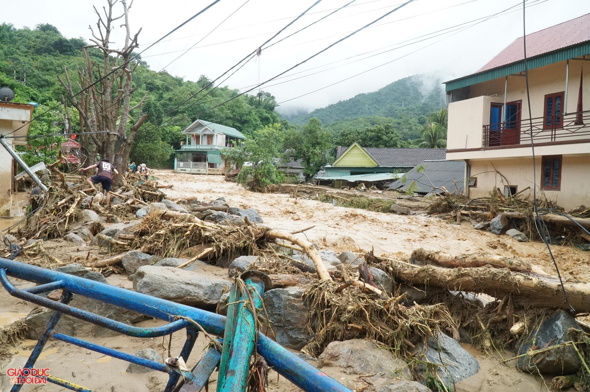 Theo anh Bảy, từ đêm qua trời mưa rất to nhưng chưa xuất hiện lũ. Tuy nhiên, đến khoảng 7h sáng nay, nước lũ từ thượng nguồn đổ để về dồn dập. Chỉ trong 30 phút, lũ dữ đã cuốn trôi tất cả những gì gia đình anh làm lụng, tích góp hàng chục năm nay. Theo anh Bảy, từ đêm qua trời mưa rất to nhưng chưa xuất hiện lũ. Tuy nhiên, đến khoảng 7h sáng nay, nước lũ từ thượng nguồn đổ để về dồn dập. Chỉ trong 30 phút, lũ dữ đã cuốn trôi tất cả những gì gia đình anh làm lụng, tích góp hàng chục năm nay.