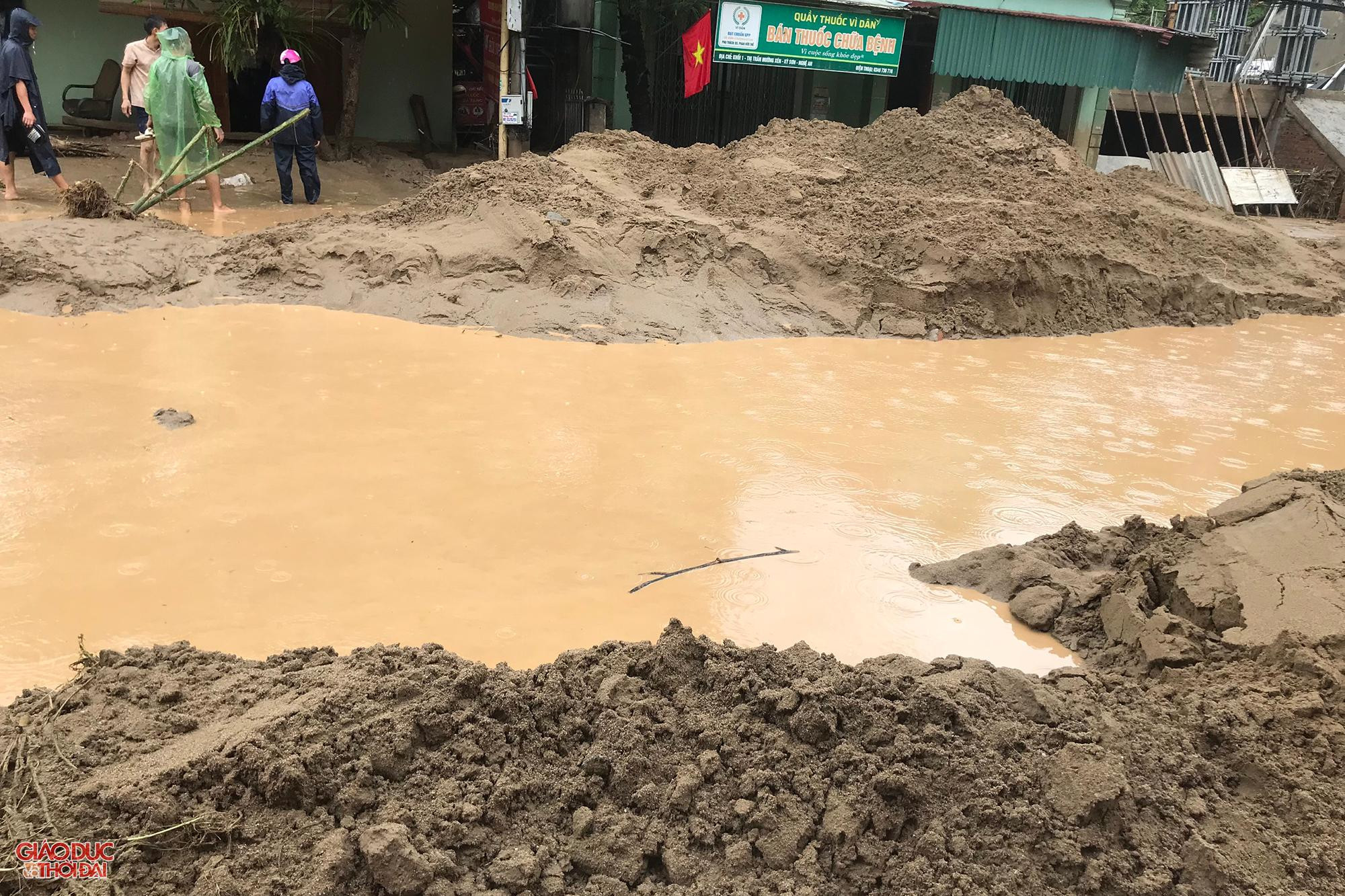 Chính quyền địa phương và người dân đang cào từng lớp bùn đất để khơi thông dòng chảy, từng bước khắc phục hậu quả mưa lũ. Chính quyền địa phương và người dân đang cào từng lớp bùn đất để khơi thông dòng chảy, từng bước khắc phục hậu quả mưa lũ.