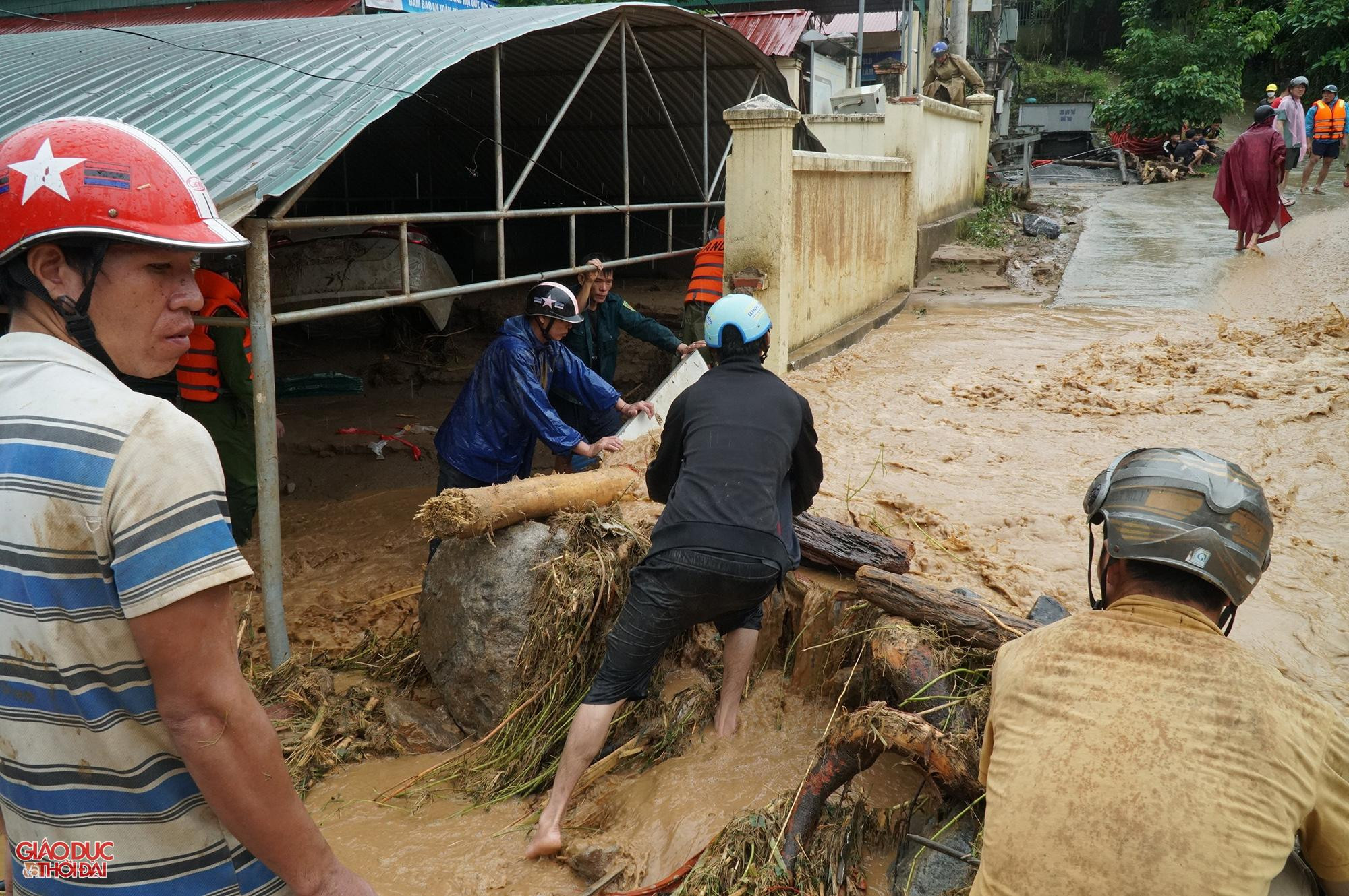 Trong hôm nay, chính quyền huyện Kỳ Sơn đã huy động toàn bộ lực lượng tham gia ứng cứu, giúp dân sơ tán người ra khỏi vùng nguy hiểm, vận chuyển đồ đạc đến nơi an toàn... Trong hôm nay, chính quyền huyện Kỳ Sơn đã huy động toàn bộ lực lượng tham gia ứng cứu, giúp dân sơ tán người ra khỏi vùng nguy hiểm, vận chuyển đồ đạc đến nơi an toàn...