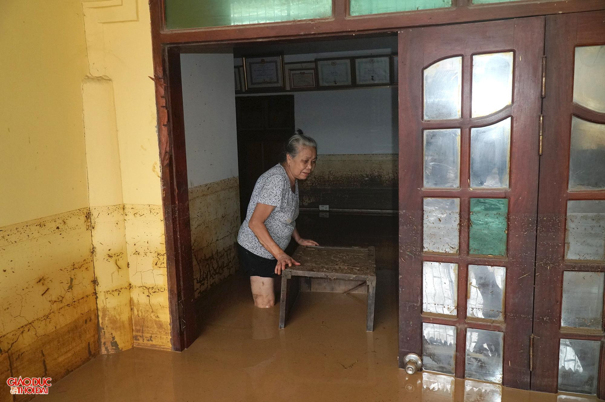 Lớn lên bên dòng sông Nậm Nơn từ nhỏ, bà Vi Thị Lan (SN 1949, trú tại khối 1, thị trấn Mường Xén) cho biết, trước đây vào năm 2011 và 2016, thị trấn Mường Xén từng có 2 trận lũ lớn, tuy nhiên, mức độ tàn phá không bằng trận lũ hôm nay. "Đêm ngủ, mới chợp mắt được hơn 1 tiếng thì lũ về, phá cửa ầm ầm. Nước lũ về nhanh quá, vợ chồng tôi không kịp trở tay, chỉ biết trèo nhanh lên gác để trốn. Nhìn xuống nước nước cuốn cả xe ô tô trôi", bà Lan nhớ lại. Lớn lên bên dòng sông Nậm Nơn từ nhỏ, bà Vi Thị Lan (SN 1949, trú tại khối 1, thị trấn Mường Xén) cho biết, trước đây vào năm 2011 và 2016, thị trấn Mường Xén từng có 2 trận lũ lớn, tuy nhiên, mức độ tàn phá không bằng trận lũ hôm nay. "Đêm ngủ, mới chợp mắt được hơn 1 tiếng thì lũ về, phá cửa ầm ầm. Nước lũ về nhanh quá, vợ chồng tôi không kịp trở tay, chỉ biết trèo nhanh lên gác để trốn. Nhìn xuống nước nước cuốn cả xe ô tô trôi", bà Lan nhớ lại.