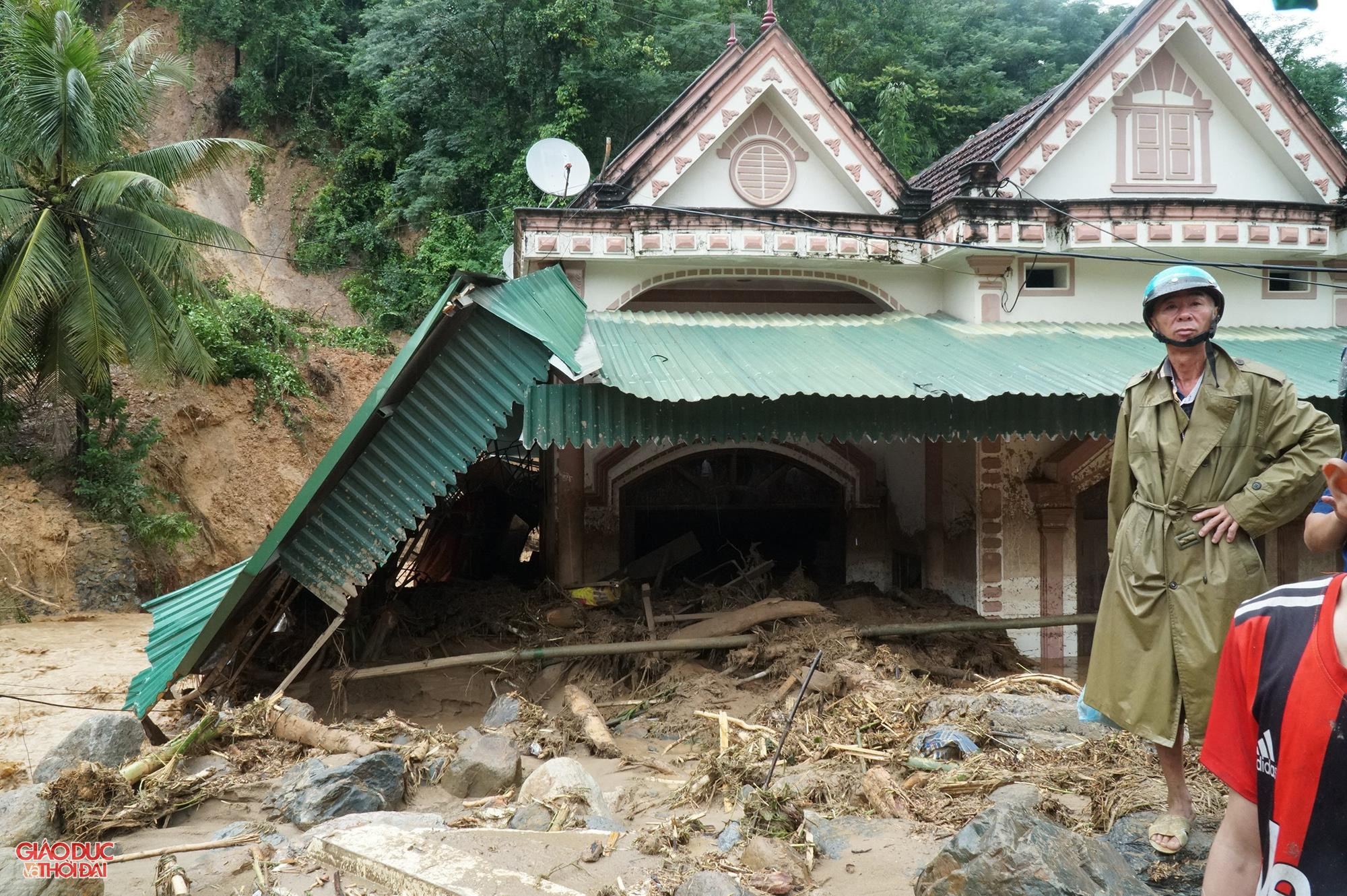 Thống kê thiệt hại ban đầu, có 3 ngôi nhà ở bản Bình Sơn, xã Tà Cạ bị cuốn trôi, hàng trăm ngôi nhà ở bản Bình Sơn, xã Tà Cạ và khối 1, thị trấn Mường Xén bị ngập sâu. Thống kê thiệt hại ban đầu, có 3 ngôi nhà ở bản Bình Sơn, xã Tà Cạ bị cuốn trôi, hàng trăm ngôi nhà ở bản Bình Sơn, xã Tà Cạ và khối 1, thị trấn Mường Xén bị ngập sâu.