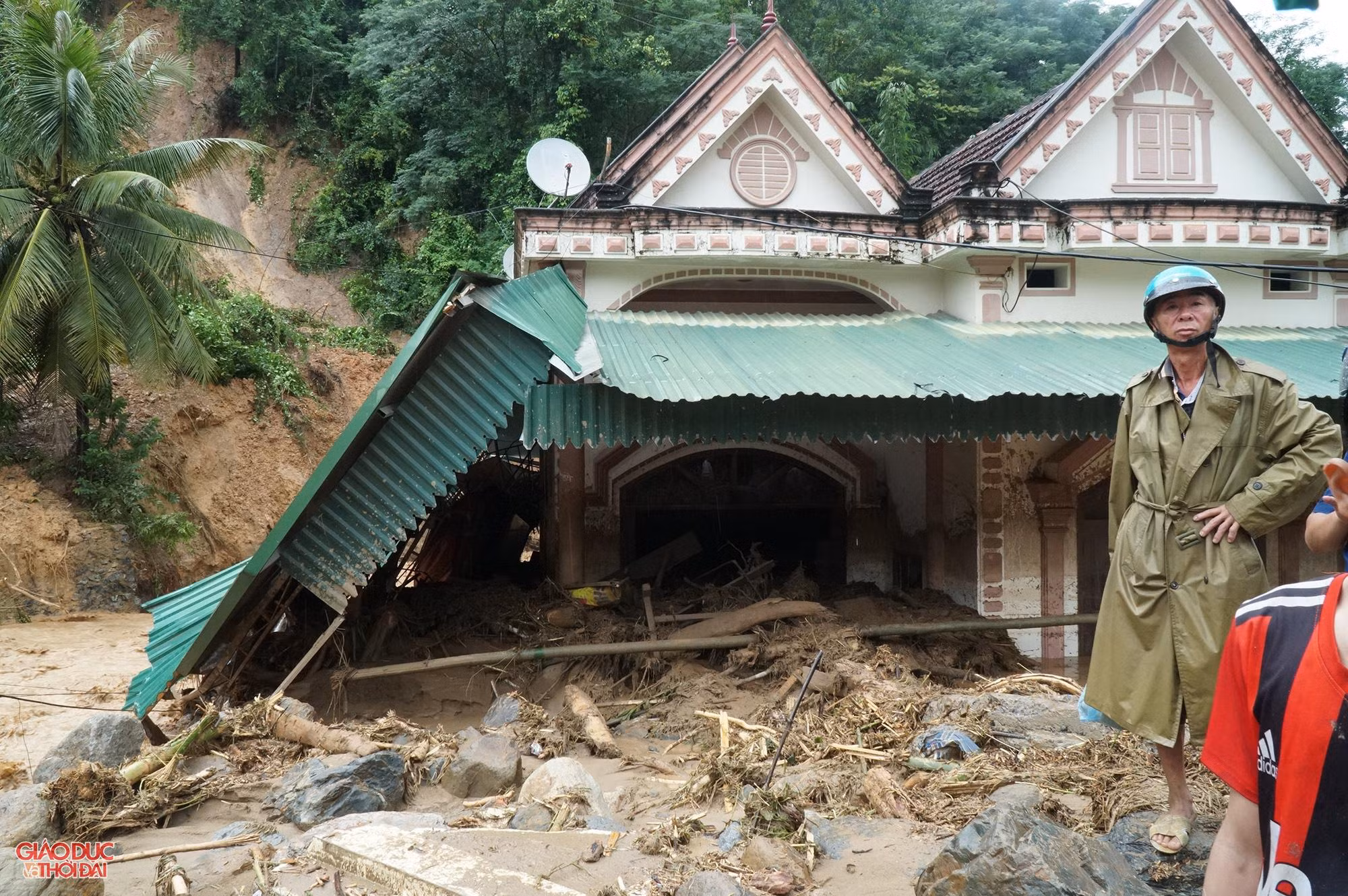 Thống kê thiệt hại ban đầu, có 3 ngôi nhà ở bản Bình Sơn, xã Tà Cạ bị cuốn trôi, hàng trăm ngôi nhà ở bản Bình Sơn, xã Tà Cạ và khối 1, thị trấn Mường Xén bị ngập sâu.