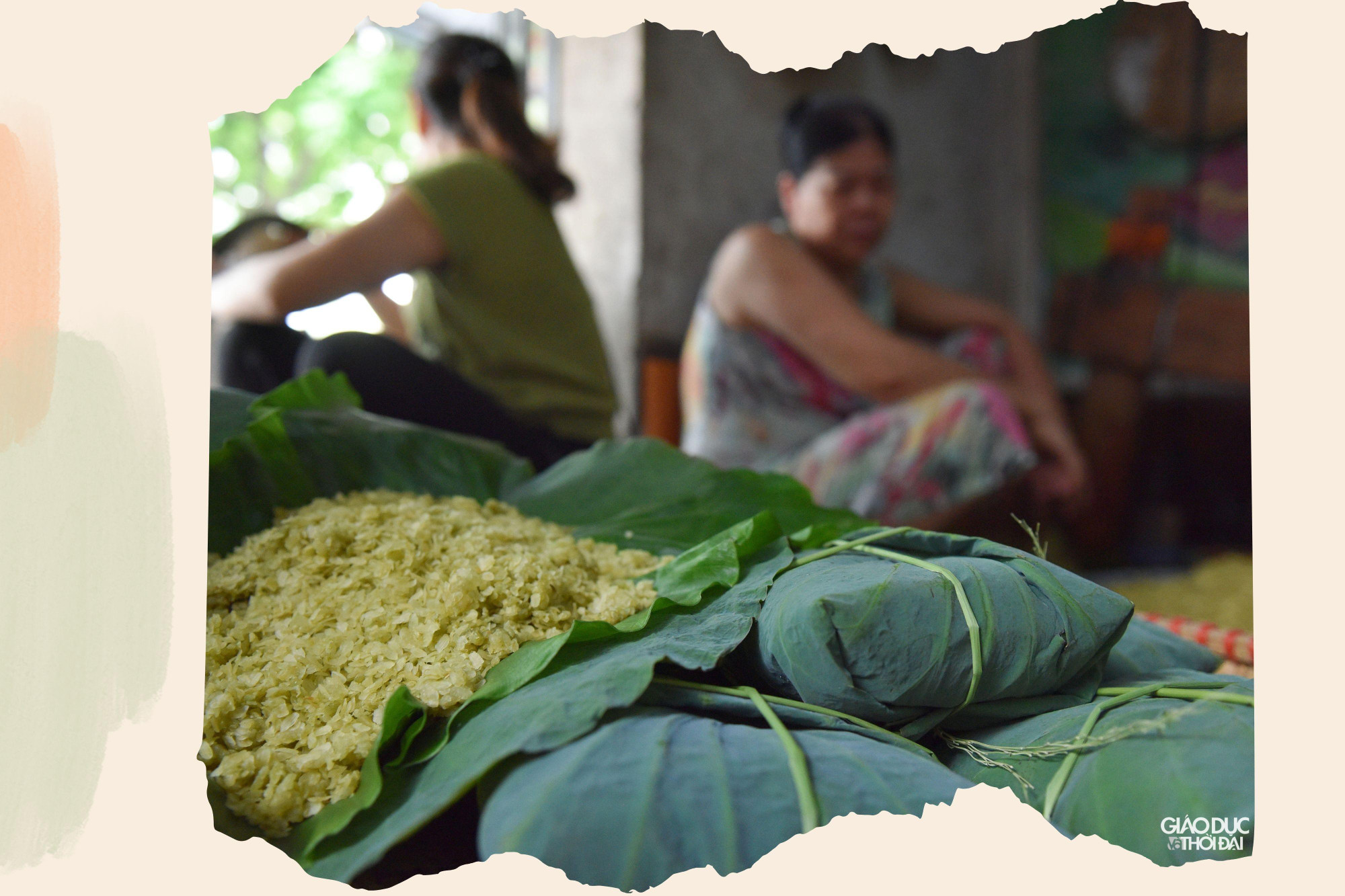 Những hạt cốm sau đó được sàng để bay hết vỏ trấu. Tùy theo độ non của hạt lúa mà trung bình giã và sàng sảy từ 5 đến 8 lần thì cốm mới sạch vỏ hoàn toàn.