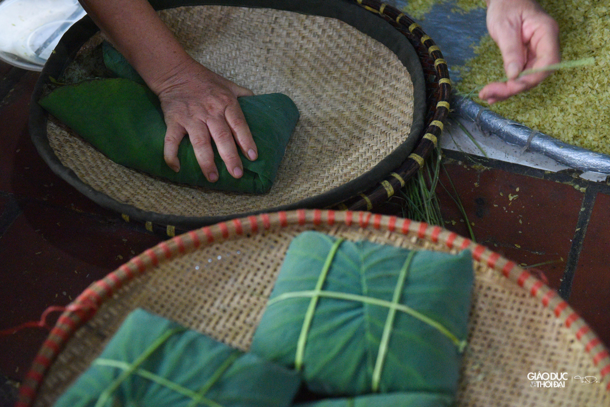 Nguyên liệu làm cốm là lúa nếp. Có nhiều loại lúa nếp có thể làm cốm như lúa nếp lương phượng, lúa nếp thơm, nếp hoa cái hoa vàng, nếp than, nếp quýt,...