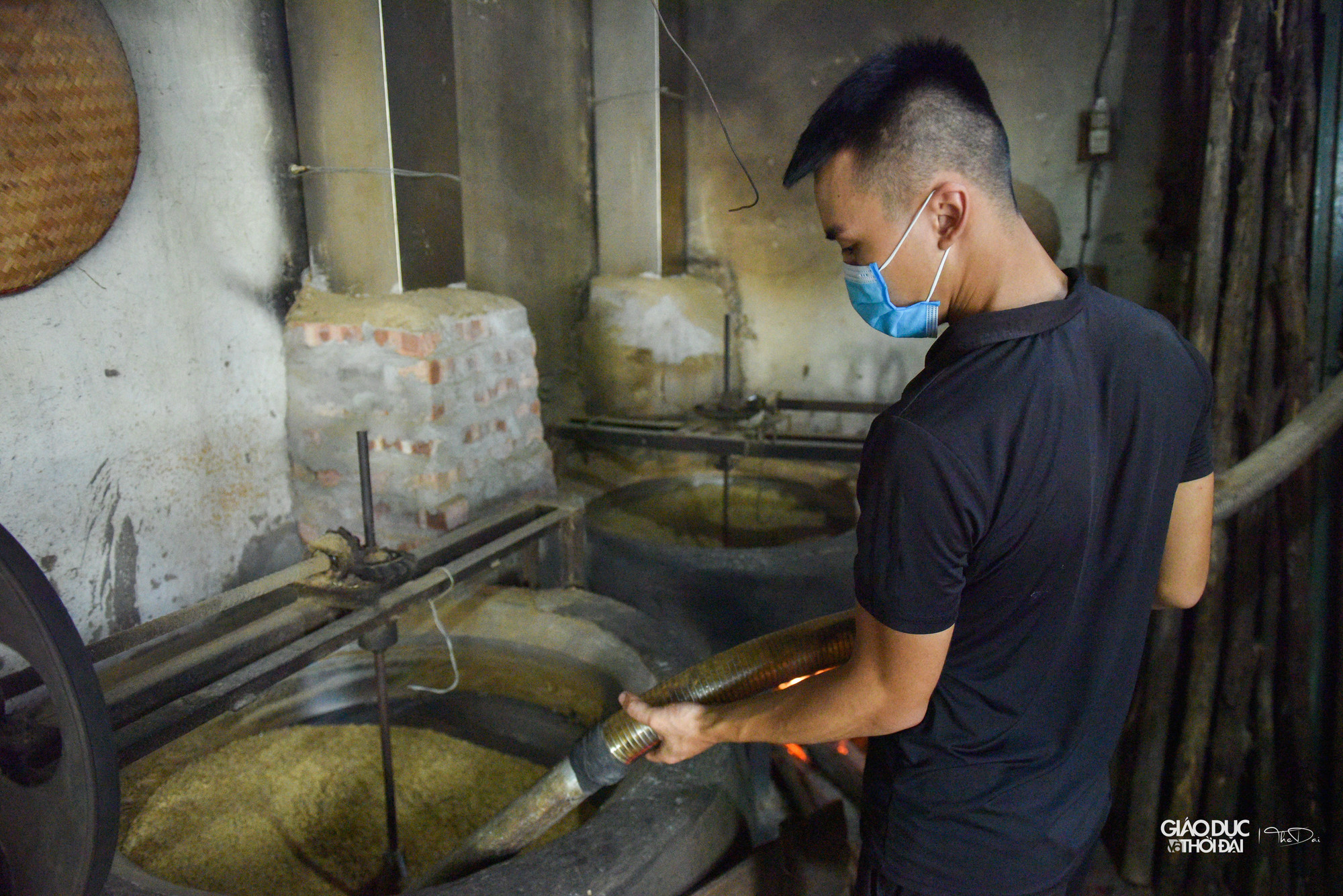 “Rang cốm là một nghệ thuật, rang phải dùng củi gỗ chứ không dùng than, như vậy cốm mới dậy mùi. Lúc bắt đầu rang thì phải để to lửa, khi cốm tái thì phải giảm lửa, bởi nếu lửa to quá sẽ bị cháy, còn lửa nhỏ quá cốm sẽ không đạt yêu cầu dẻo. Mỗi mẻ rang kéo dài khoảng hơn 2 tiếng&quot;. Anh Hòa chia sẻ.