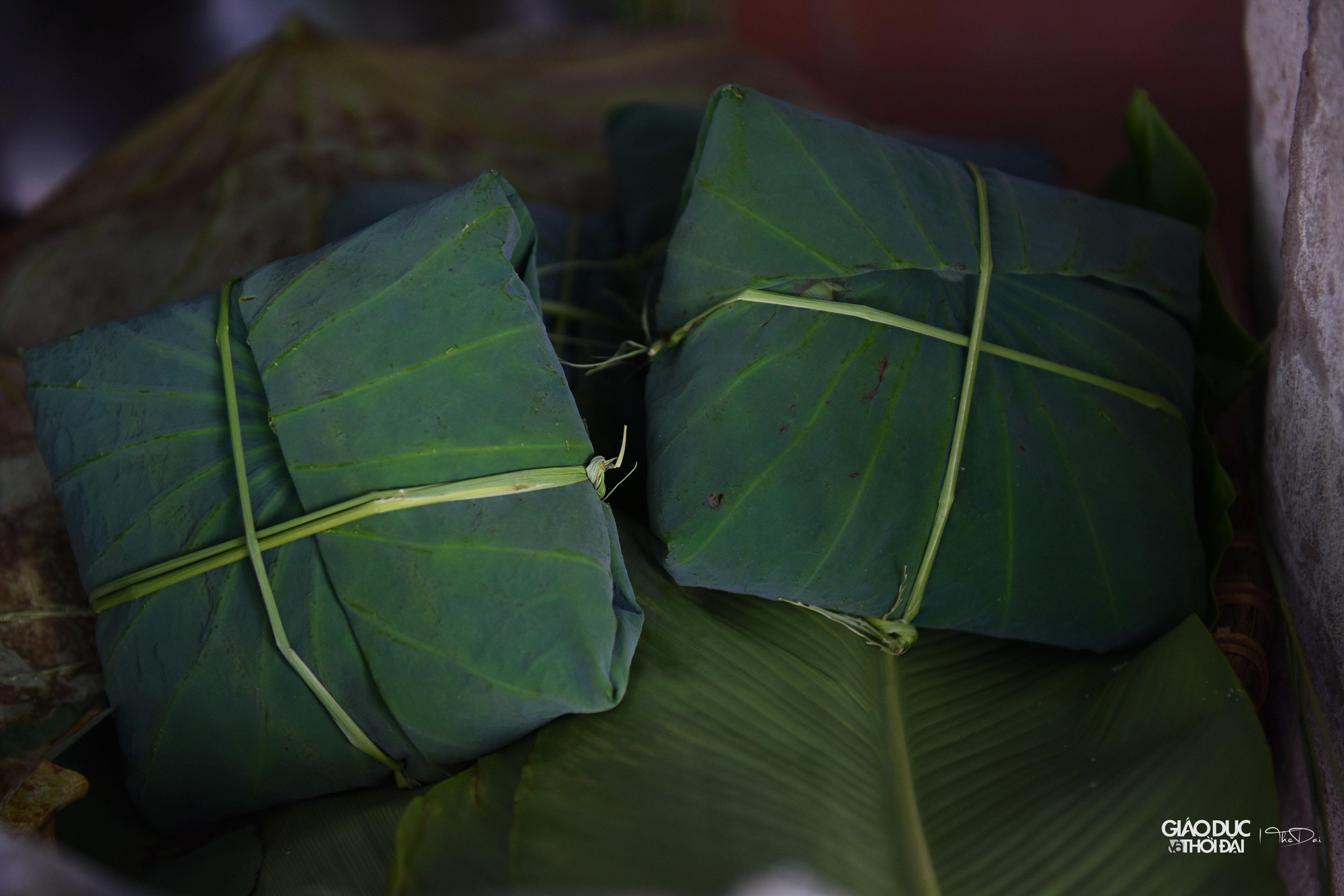 Những hạt cốm sau khi được hoàn thành sẽ được gói tỉ mỉ bằng lá sen để giữ hương vị, rồi buộc lại bằng những cọng rơm xanh bắt mắt.