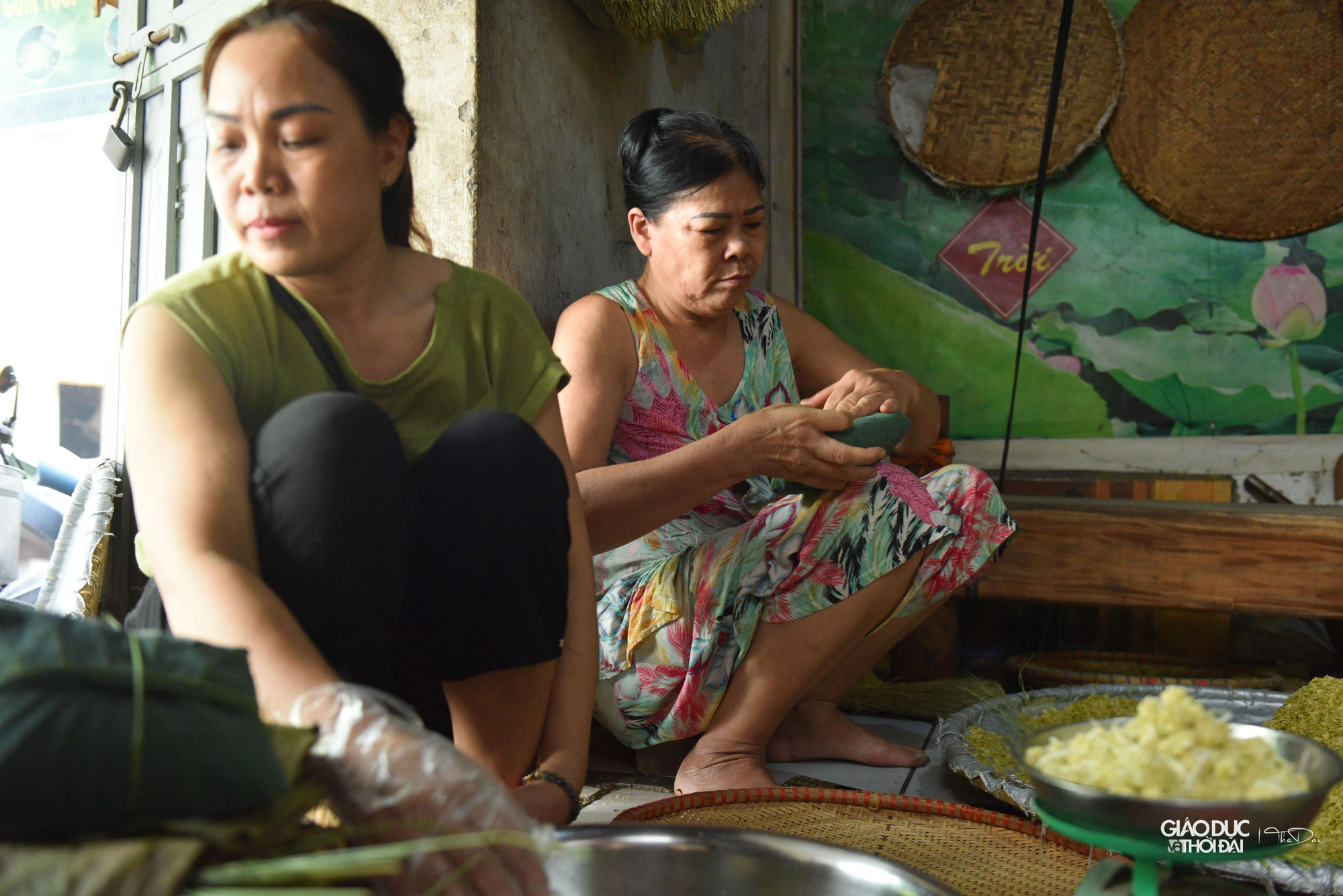Hiện nay nghề cốm cũng đem lại cuộc sống ổn định cho gia đình anh Hòa và làng nghề. Trung bình một ngày nhà anh làm ra 60-70kg cốm: “Đang vào vụ mùa cốm lớn nhất trong năm nên chúng tôi phải luôn chân luôn tay ngày đêm để làm, có những ngày làm không kịp bán”. Anh Hòa phấn khởi chia sẻ.