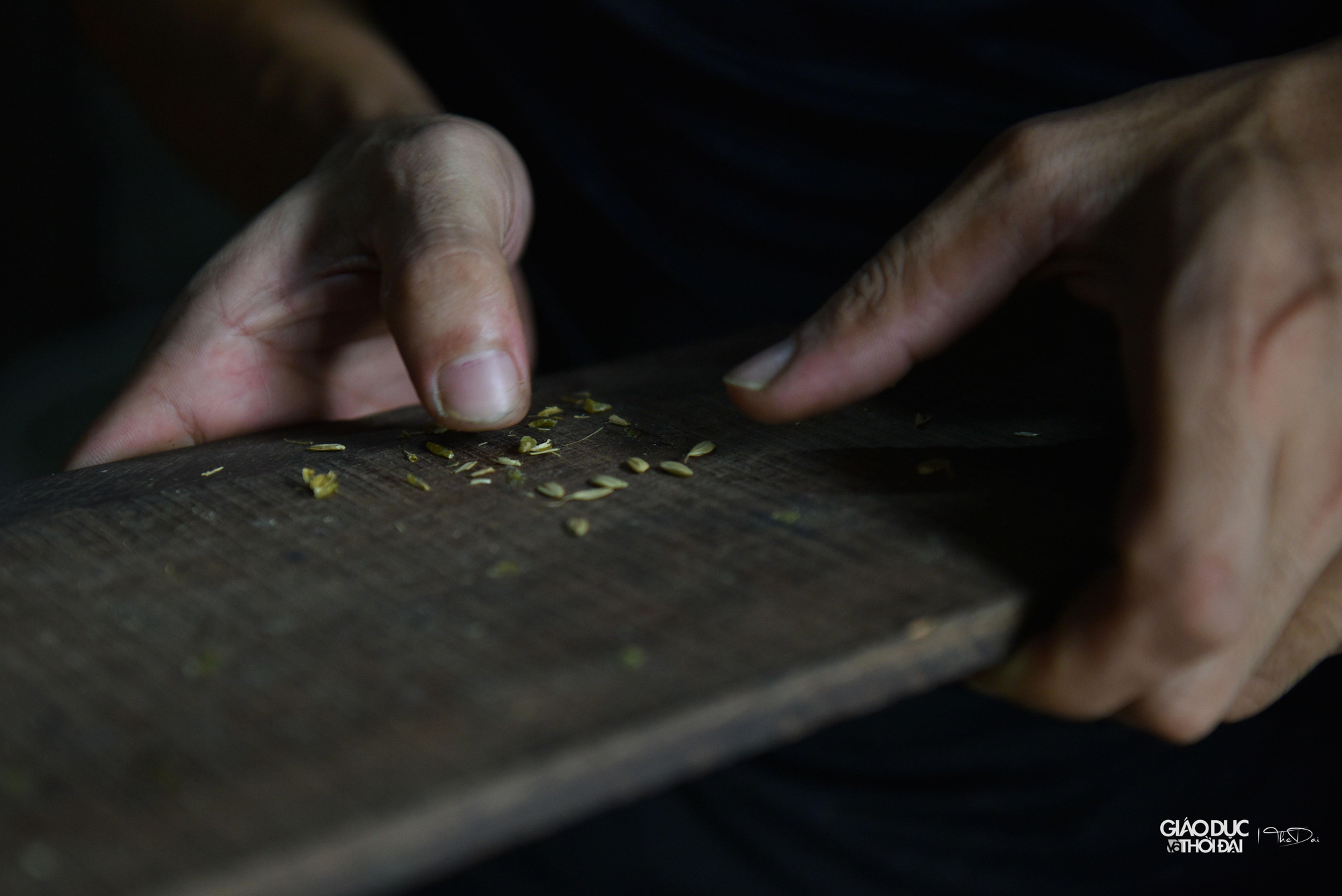 Trong suốt quá trình rang, người dân phải canh lửa điều chỉnh liên tục lửa để hạt thóc vừa đẹp, vừa không bị sống, không bị vụn. Ước lượng miết tay hạt lúa mềm, dẻo là đủ độ.