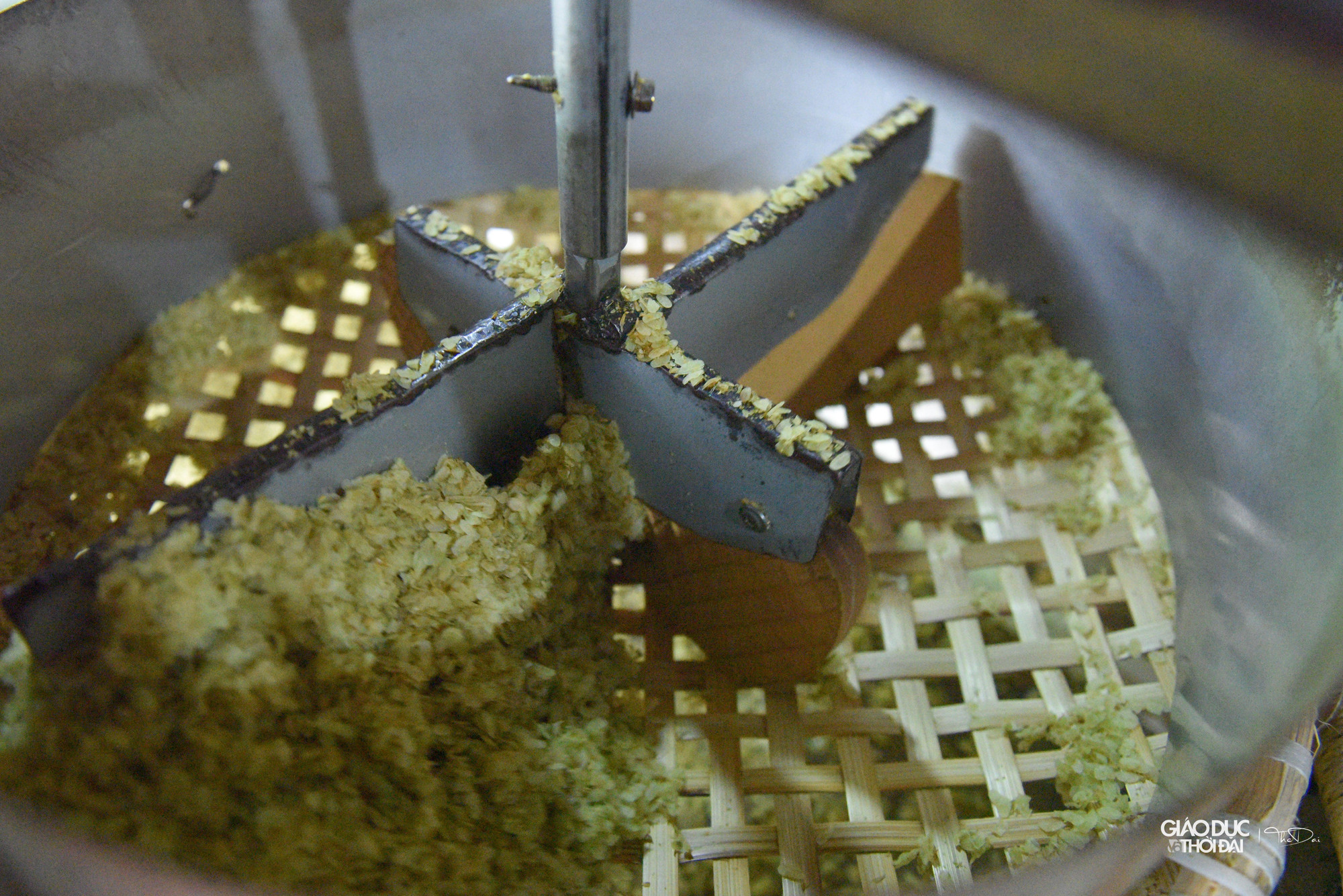 Cứ mỗi lần làm là một lần rút kinh nghiệm, sáng tạo thêm nên hạt cốm ngày càng xanh, càng mỏng, càng dẻo, càng thơm.