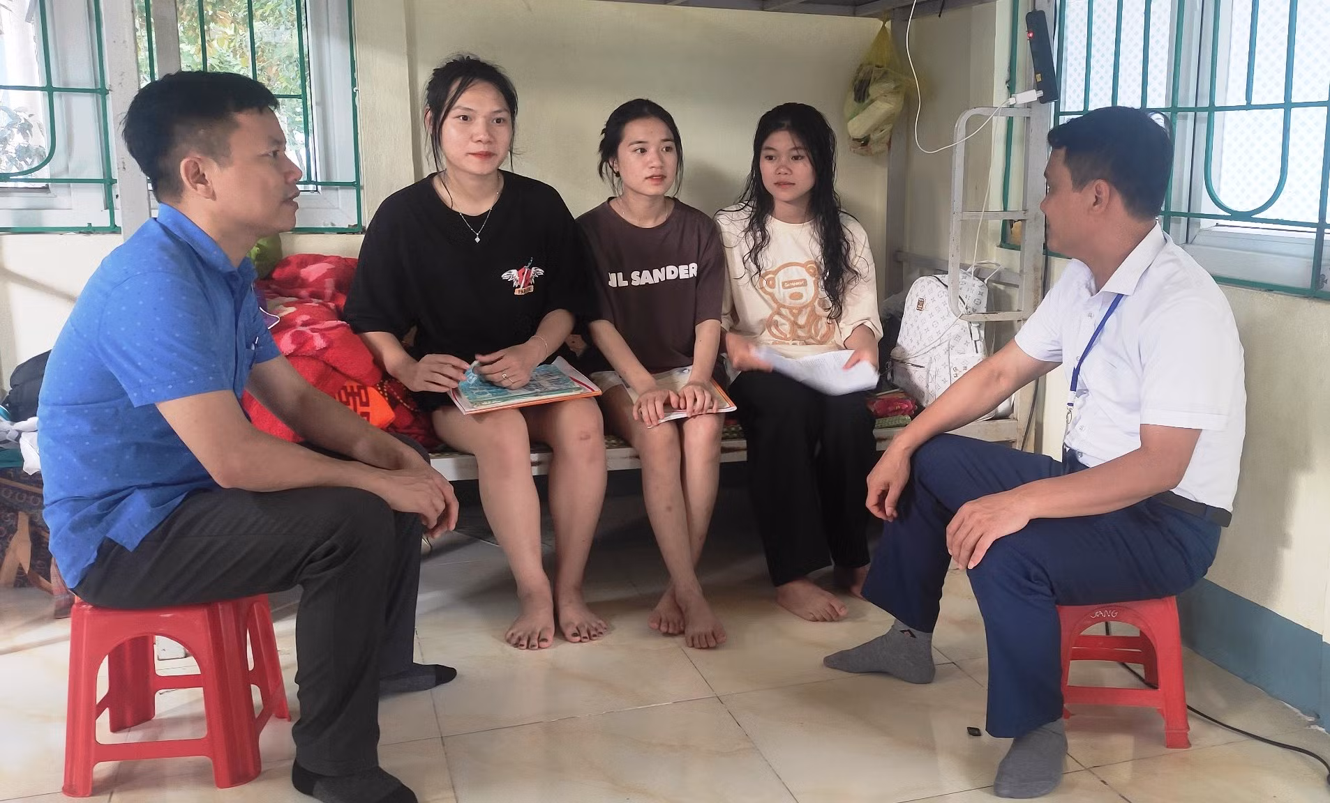 Ông Nguyễn Nam Sơn (trái) - Phó Hiệu trưởng Trường THPT Mường Lát cùng Trưởng điểm thi đến động viên thí sinh tại Làng học sinh Mường Lát trước ngày các em vào kỳ thi. Ảnh: TL.