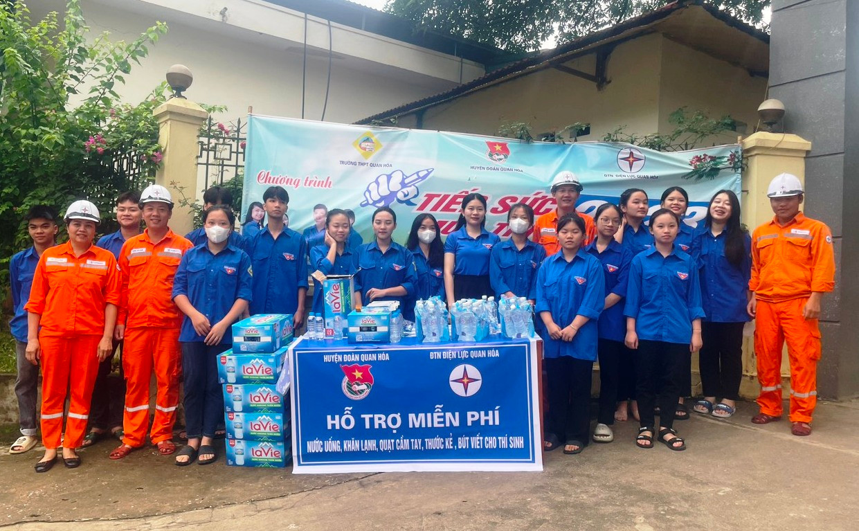 Song hành cùng Thanh niên tình nguyện, lực lượng ngành Điện lực Quan Hóa (Thanh Hóa) cũng tham gia "Tiếp sức mùa thi năm 2023). Ảnh: TL. Song hành cùng Thanh niên tình nguyện, lực lượng ngành Điện lực Quan Hóa (Thanh Hóa) cũng tham gia "Tiếp sức mùa thi năm 2023). Ảnh: TL.