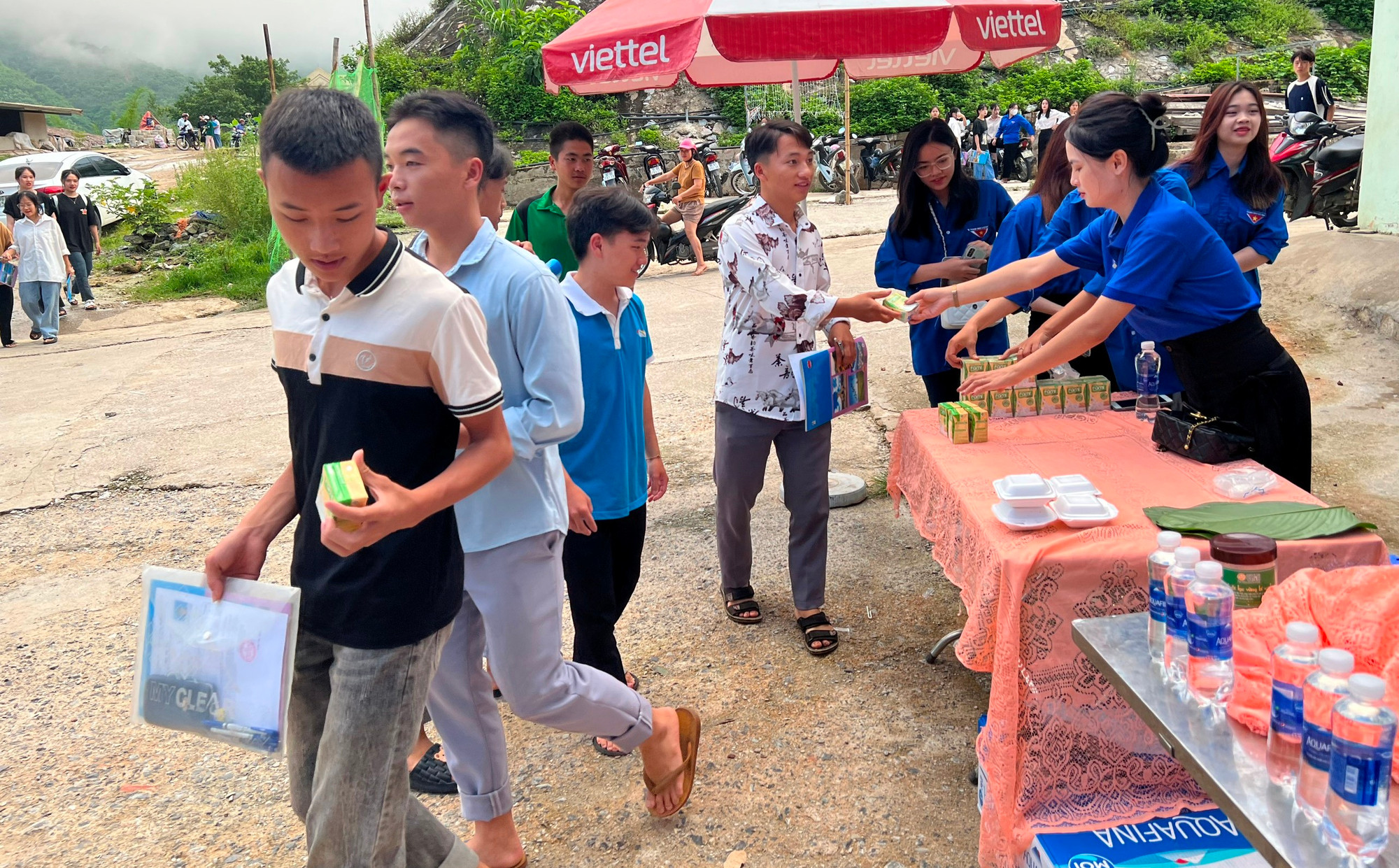 Nhiều thí sinh nghèo là người đồng bào dân tộc thiểu số ở vùng biên giới Mường Lát (Thanh Hóa) được Thanh niên tình nguyện phát sữa miễn phí. Ảnh: TL. Nhiều thí sinh nghèo là người đồng bào dân tộc thiểu số ở vùng biên giới Mường Lát (Thanh Hóa) được Thanh niên tình nguyện phát sữa miễn phí. Ảnh: TL.