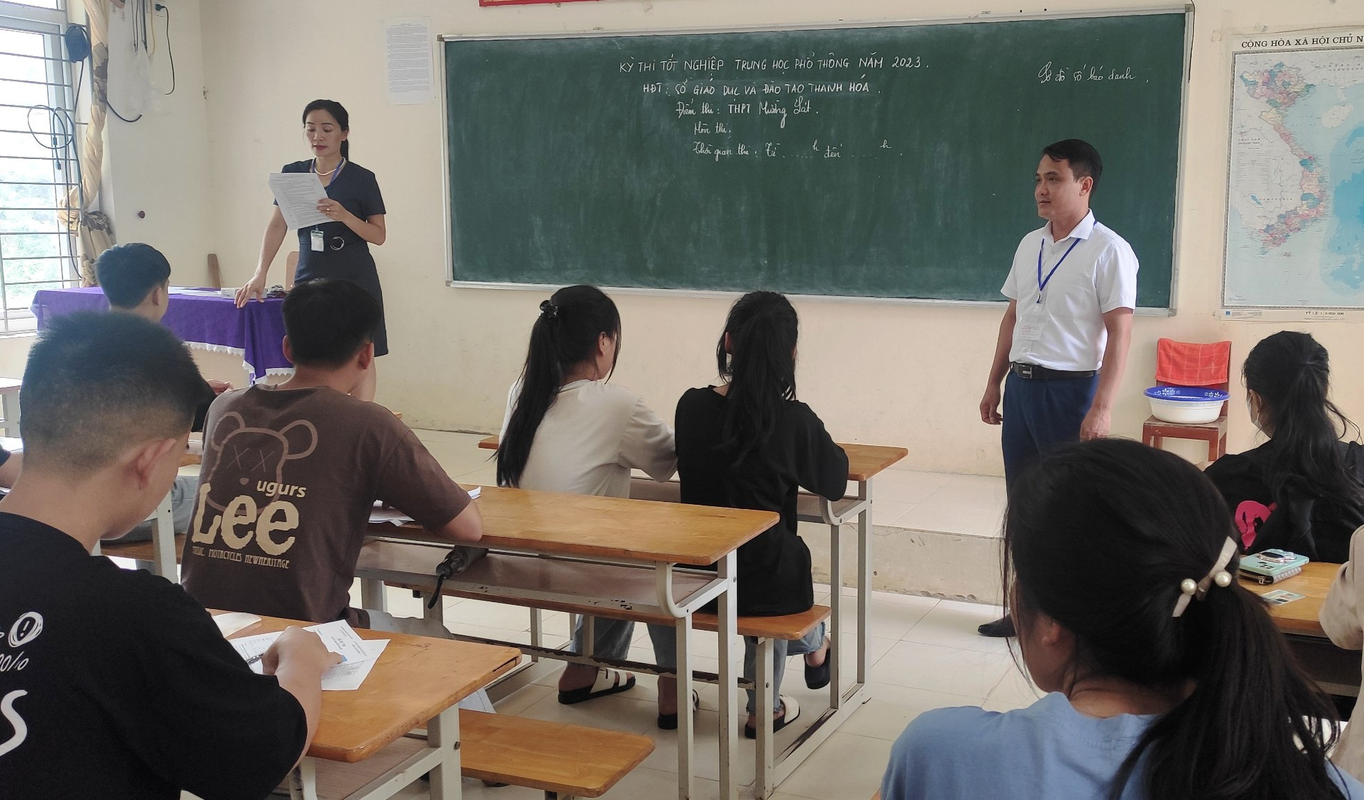 Ông Vũ Ngọc Liêm - Hiệu trưởng Trường THPT Ngọc Lặc (Thanh Hóa), Trưởng điểm thi Trường THPT Mường Lát vào lớp dặn dò thí sinh trong buổi làm thủ tục thi. Ảnh: TL. Ông Vũ Ngọc Liêm - Hiệu trưởng Trường THPT Ngọc Lặc (Thanh Hóa), Trưởng điểm thi Trường THPT Mường Lát vào lớp dặn dò thí sinh trong buổi làm thủ tục thi. Ảnh: TL.