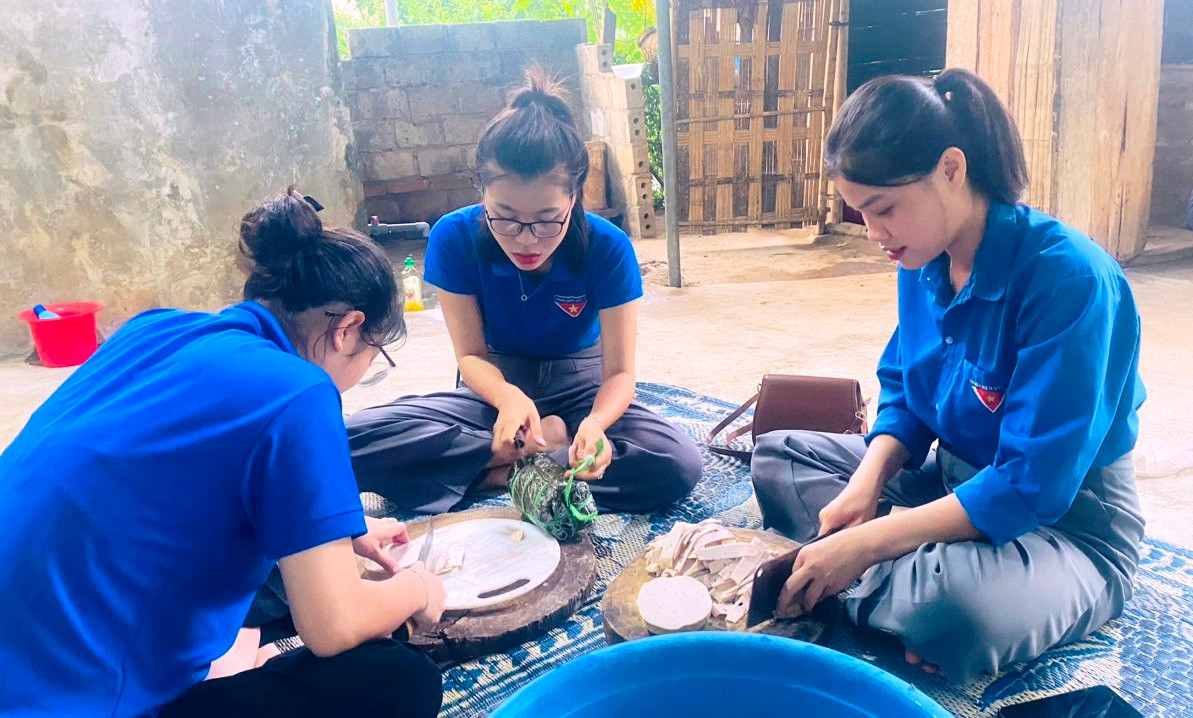 Một số bạn tình nguyện viên ở huyện vùng cao, biên giới Mường Lát (Thanh Hóa) chuẩn bị giò, chả phục vụ xôi sáng miễn phí cho thí sinh. Ảnh: TL. Một số bạn tình nguyện viên ở huyện vùng cao, biên giới Mường Lát (Thanh Hóa) chuẩn bị giò, chả phục vụ xôi sáng miễn phí cho thí sinh. Ảnh: TL.