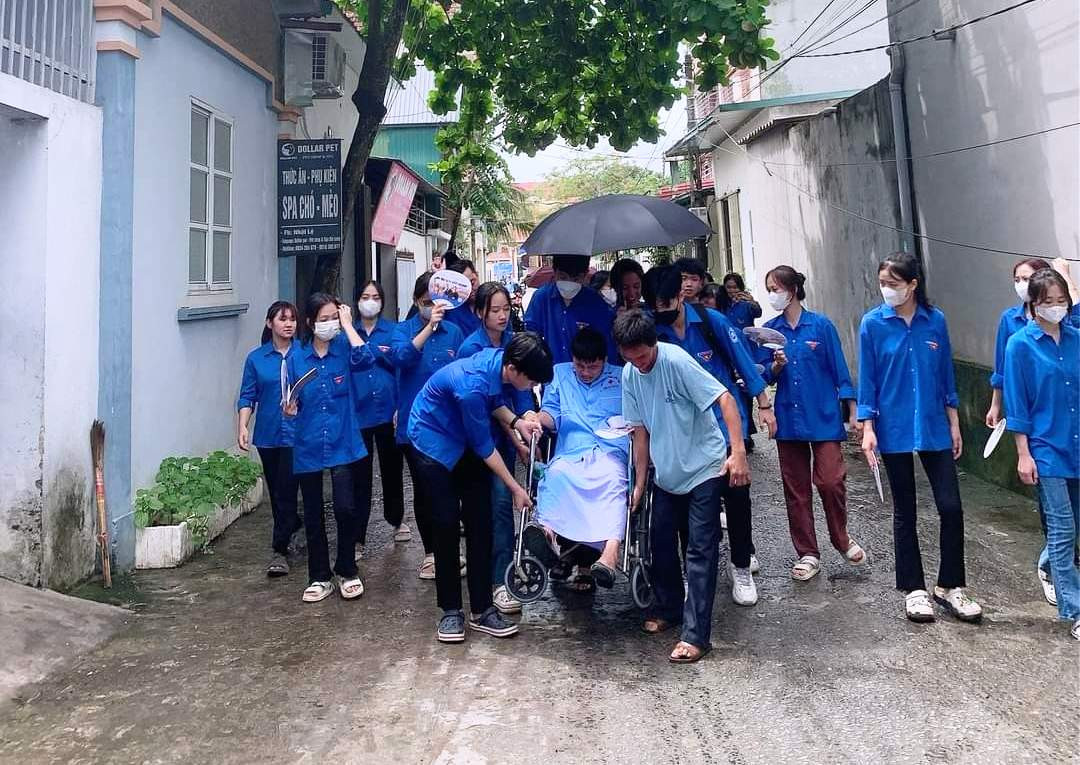 Đội Thanh niên tình nguyện ở huyện Cẩm Thủy (Thanh Hóa) hỗ trợ 1 thí sinh bị tai nạn đang điều trị trong bệnh viện đến phòng thi. Ảnh: BĐ. Đội Thanh niên tình nguyện ở huyện Cẩm Thủy (Thanh Hóa) hỗ trợ 1 thí sinh bị tai nạn đang điều trị trong bệnh viện đến phòng thi. Ảnh: BĐ.