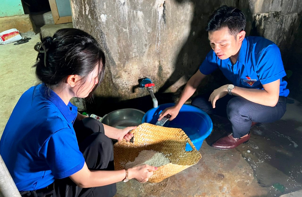 Tình nguyện viên của Huyện đoàn Mường Lát (Thanh Hóa) chuẩn bị gạo để nấu xôi cho thí sinh ăn sáng miễn phí. Ảnh: TL. Tình nguyện viên của Huyện đoàn Mường Lát (Thanh Hóa) chuẩn bị gạo để nấu xôi cho thí sinh ăn sáng miễn phí. Ảnh: TL.