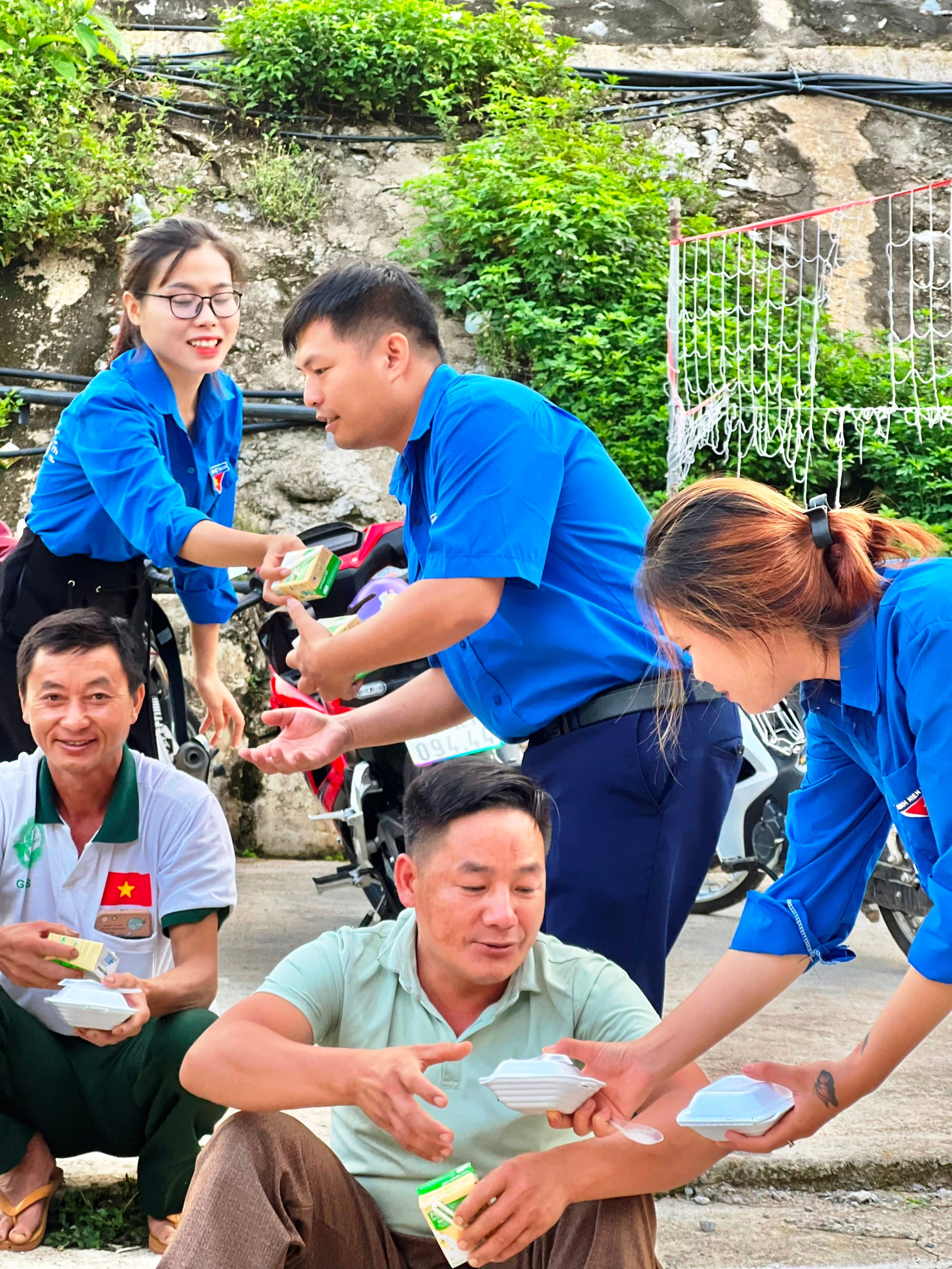 Không chỉ phát xôi, sữa miễn phí cho thí sinh, mà lực lượng Thanh niên tình nguyện ở huyện vùng biên Mường Lát (Thanh Hóa) còn tặng sữa và xôi cho phụ huynh thí sinh trong lúc chờ con, em vào dự thi. Ảnh: TL. Không chỉ phát xôi, sữa miễn phí cho thí sinh, mà lực lượng Thanh niên tình nguyện ở huyện vùng biên Mường Lát (Thanh Hóa) còn tặng sữa và xôi cho phụ huynh thí sinh trong lúc chờ con, em vào dự thi. Ảnh: TL.