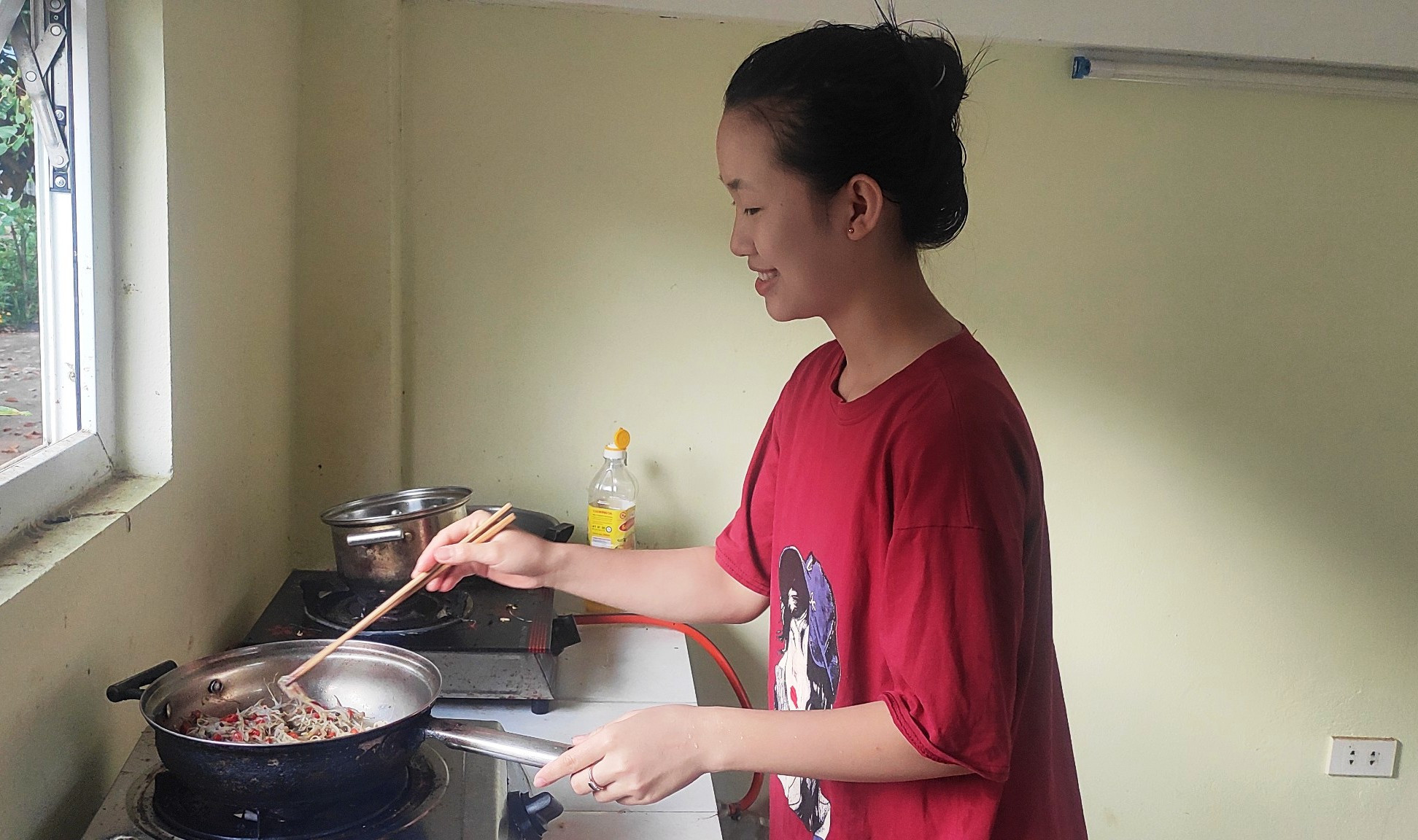 Em Hà Thị Dịu, lớp 12D, Trường THPT Mường Lát, nhà ở bản Chiềng Cồng, thị trấn Tén Tằn (Mường Lát) tự nấu ăn ở Làng học sinh Mường Lát (Thanh Hóa) trong những ngày diễn ra kỳ thi. Ảnh: TL. Em Hà Thị Dịu, lớp 12D, Trường THPT Mường Lát, nhà ở bản Chiềng Cồng, thị trấn Tén Tằn (Mường Lát) tự nấu ăn ở Làng học sinh Mường Lát (Thanh Hóa) trong những ngày diễn ra kỳ thi. Ảnh: TL.
