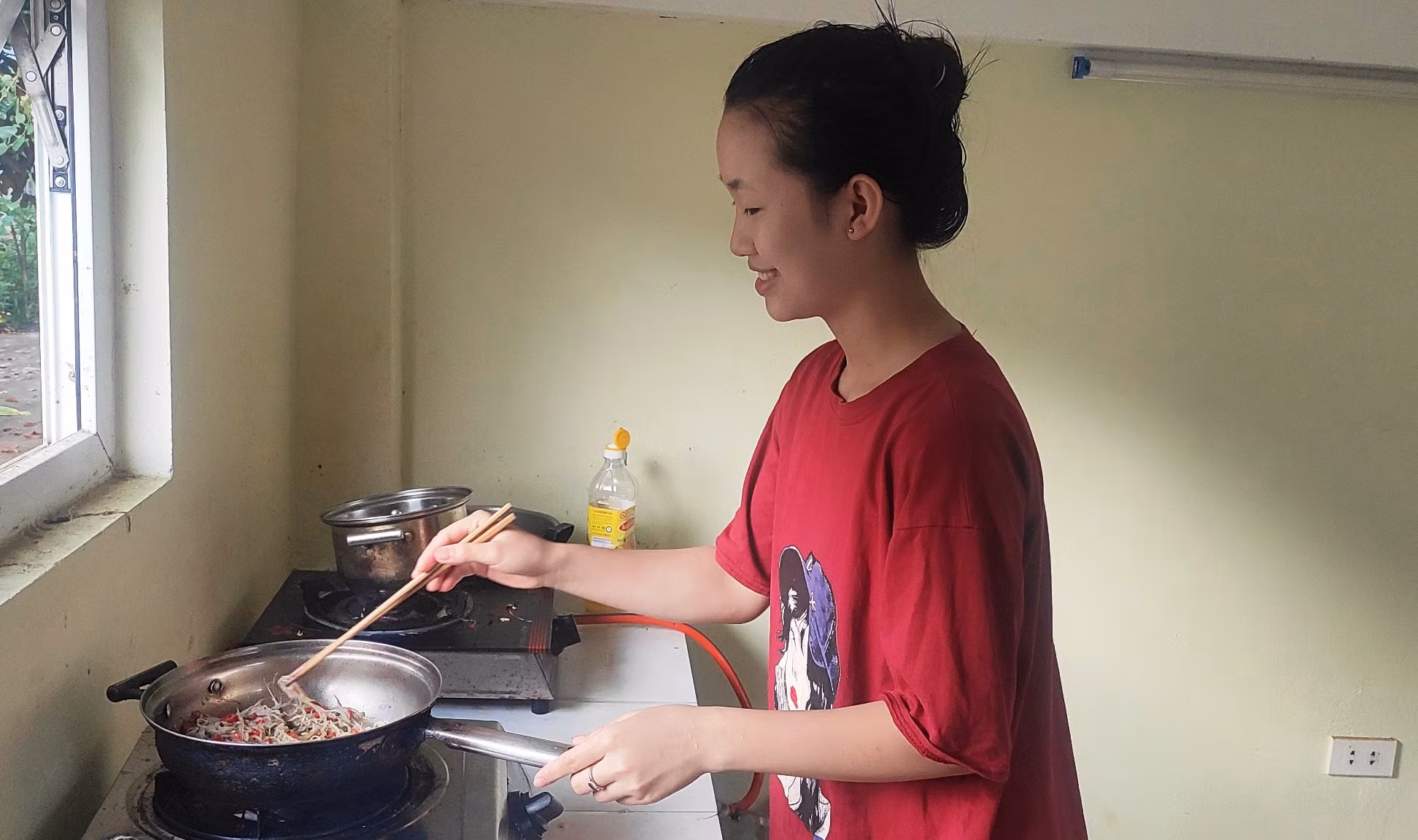 Em Hà Thị Dịu, lớp 12D, Trường THPT Mường Lát, nhà ở bản Chiềng Cồng, thị trấn Tén Tằn (Mường Lát) tự nấu ăn ở Làng học sinh Mường Lát (Thanh Hóa) trong những ngày diễn ra kỳ thi. Ảnh: TL.