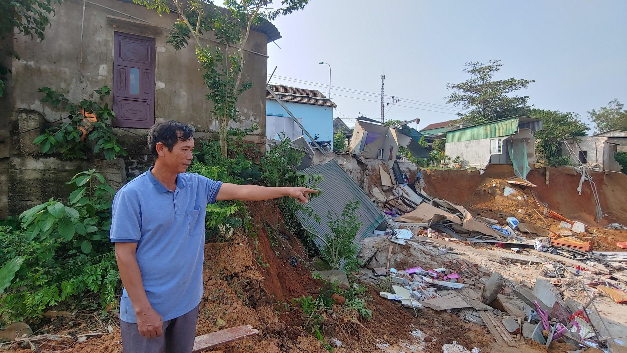 Ông Hồ Dũng (57 tuổi, thôn Như Lệ, xã Hải Lệ) nhớ lại: “Khi đang ngủ, nghe tiếng xé tôn nên chạy ra thì thấy ngôi nhà cạnh bên sạt, đổ sập xuống. Thời điểm xảy ra sạt lở trong nhà có 2 cha con, tôi chạy xuống thì chỉ kịp bồng cháu nhỏ lên từ đống đổ nát. Do đất vẫn sạt lở nên không thể tìm được vị trí ông L gặp nạn”. Ông Hồ Dũng (57 tuổi, thôn Như Lệ, xã Hải Lệ) nhớ lại: “Khi đang ngủ, nghe tiếng xé tôn nên chạy ra thì thấy ngôi nhà cạnh bên sạt, đổ sập xuống. Thời điểm xảy ra sạt lở trong nhà có 2 cha con, tôi chạy xuống thì chỉ kịp bồng cháu nhỏ lên từ đống đổ nát. Do đất vẫn sạt lở nên không thể tìm được vị trí ông L gặp nạn”.