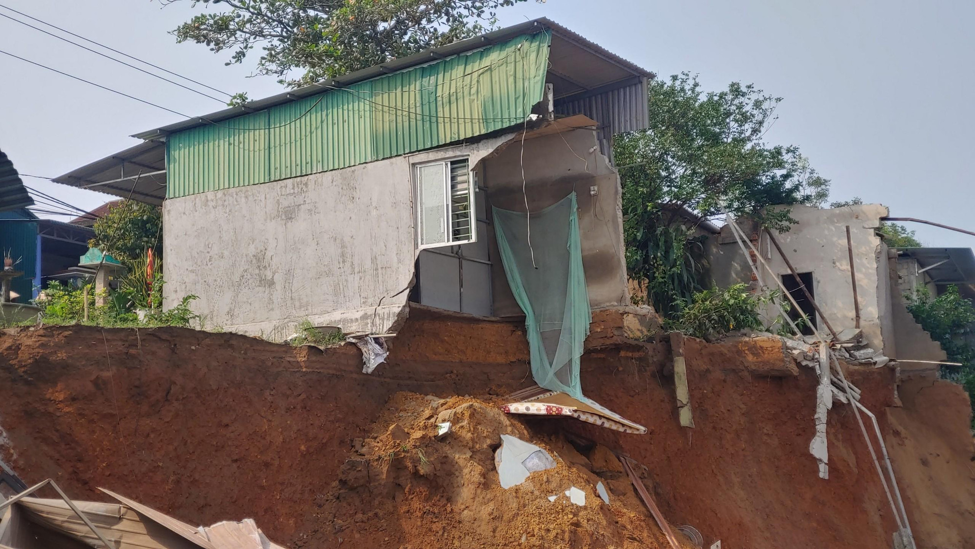 Ngôi nhà bị sạt lở cuốn đi những bức tường phía sau. Ngôi nhà bị sạt lở cuốn đi những bức tường phía sau.