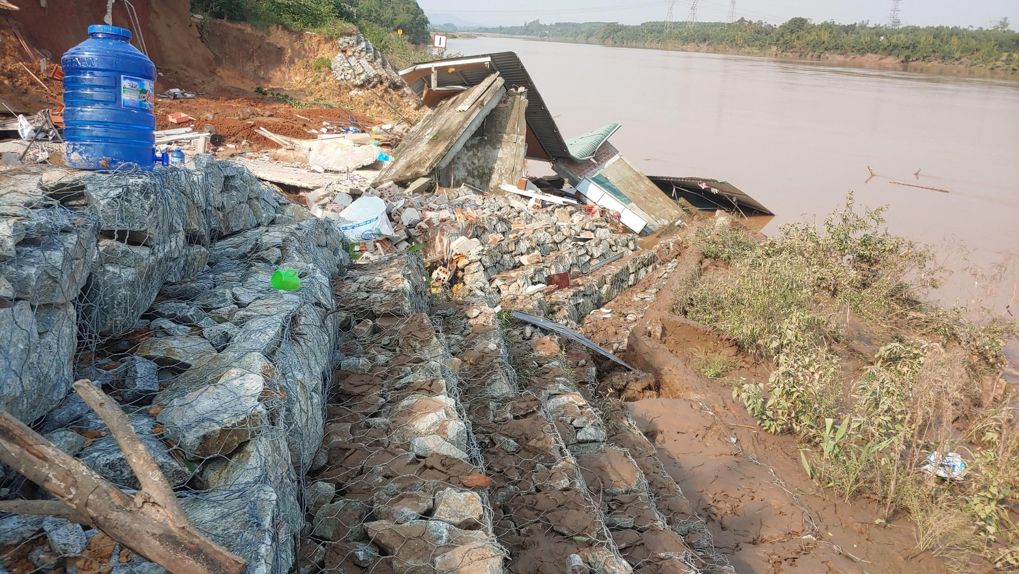 Lãnh đạo UBND tỉnh Quảng Trị cho biết, tại khu vực sạt lở, dù đã được địa phương xây dựng các công trình gia gia cố xung quanh, tuy nhiên trước ảnh hưởng ngày càng khắc nghiệt của thiên tai, biến đổi khí hậu nên tình trạng sạt lở vẫn xảy ra bất ngờ. Về phía các hộ dân đang nằm trong khu vực nguy cơ tiếp tục sạt lở tại thôn Như Lệ, UBND tỉnh sẽ kêu gọi, huy động thêm các nguồn lực hỗ trợ khoảng 100 triệu đồng/hộ để di dời các hộ dân này sớm đến khu vực tái định cư an toàn trong năm nay. Lãnh đạo UBND tỉnh Quảng Trị cho biết, tại khu vực sạt lở, dù đã được địa phương xây dựng các công trình gia gia cố xung quanh, tuy nhiên trước ảnh hưởng ngày càng khắc nghiệt của thiên tai, biến đổi khí hậu nên tình trạng sạt lở vẫn xảy ra bất ngờ. Về phía các hộ dân đang nằm trong khu vực nguy cơ tiếp tục sạt lở tại thôn Như Lệ, UBND tỉnh sẽ kêu gọi, huy động thêm các nguồn lực hỗ trợ khoảng 100 triệu đồng/hộ để di dời các hộ dân này sớm đến khu vực tái định cư an toàn trong năm nay.