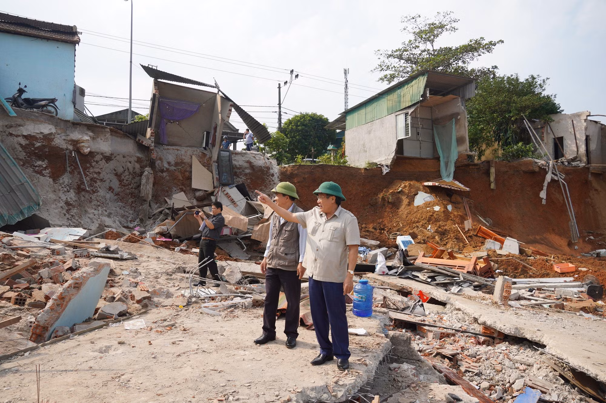 Phó Chủ tịch thường trực UBND tỉnh Quảng Trị - ông Hà Sỹ Đồng đã đi kiểm tra, chỉ đạo công tác cứu hộ cứu nạn. Vụ sạt lở đất xảy ra đêm 16/10 để lại cảnh tượng khá ngổn ngang. Phó Chủ tịch thường trực UBND tỉnh Quảng Trị - ông Hà Sỹ Đồng đã đi kiểm tra, chỉ đạo công tác cứu hộ cứu nạn. Vụ sạt lở đất xảy ra đêm 16/10 để lại cảnh tượng khá ngổn ngang.