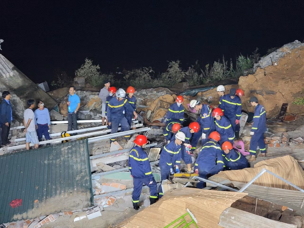 Nhận được tin báo, ngay trong đêm, lực lượng cảnh sát PCCC và CNCH đã đến hiện trường. Do lượng gạch đá, bê tông từ ngôi nhà bị sập quá nhiều nên việc khoan cắt xác định vị trí để tìm kiếm người nghi mất tích tốn nhiều thời gian. Nhận được tin báo, ngay trong đêm, lực lượng cảnh sát PCCC và CNCH đã đến hiện trường. Do lượng gạch đá, bê tông từ ngôi nhà bị sập quá nhiều nên việc khoan cắt xác định vị trí để tìm kiếm người nghi mất tích tốn nhiều thời gian.