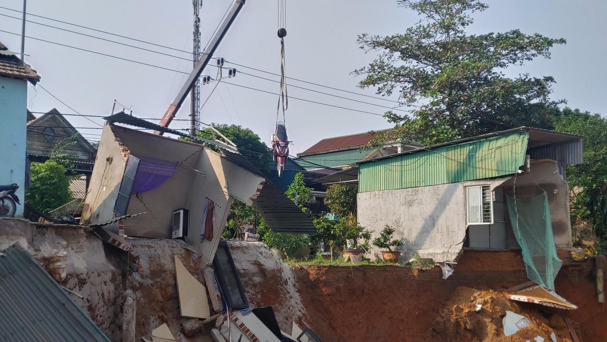 Khung cảnh ngổn ngang, tường nhà bị "xé toạc" do sạt lở. Khung cảnh ngổn ngang, tường nhà bị "xé toạc" do sạt lở.