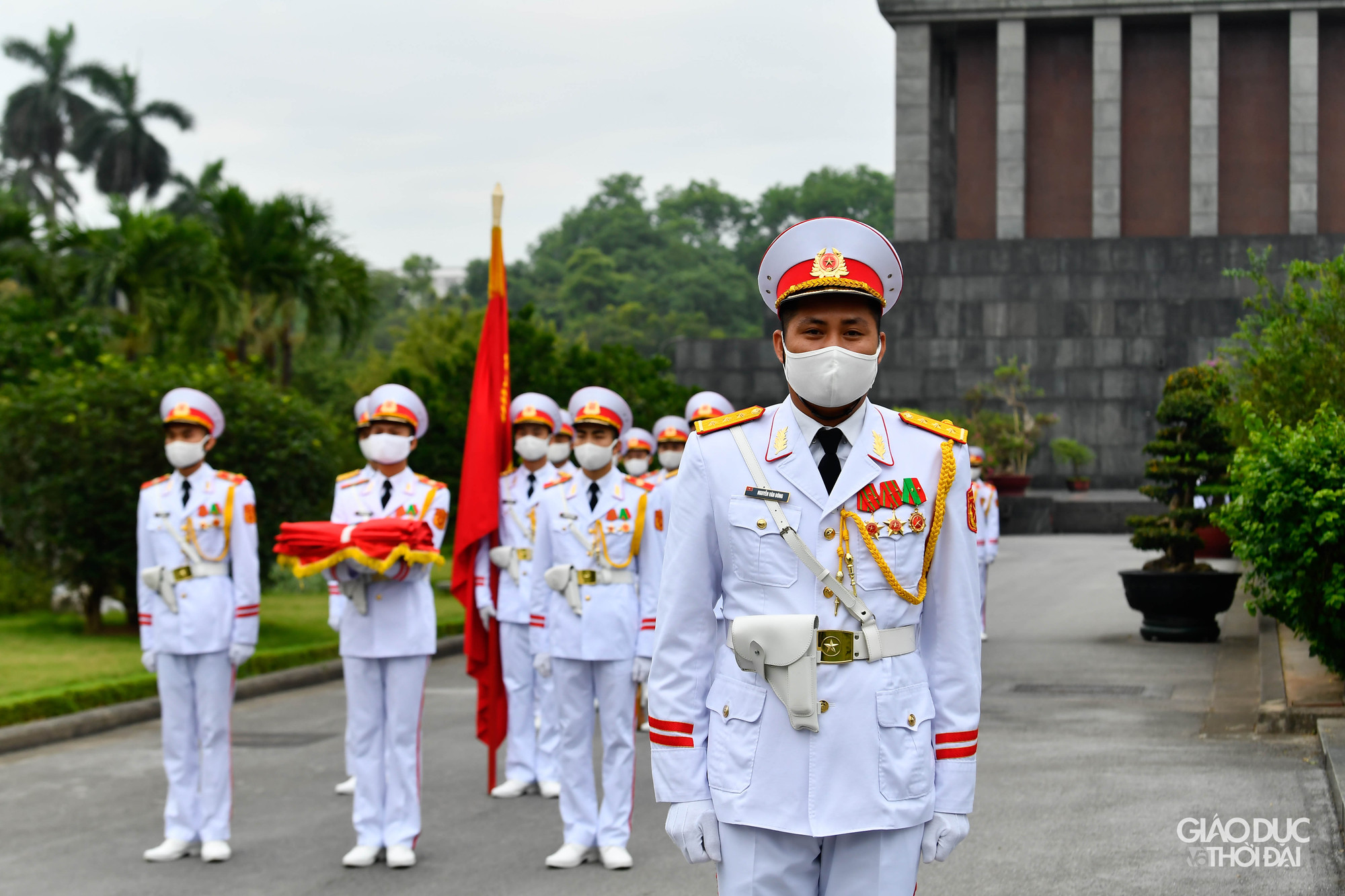 Đại úy Trần Văn Nghĩa, Phó đội trưởng Quân sự Đội 1 cho biết thêm: &quot;Động tác của mỗi cá nhân rèn luyện tốt rồi nhưng khi vào đội hình khối phải phối hợp với đồng đội, khi đó phải kết hợp cả mắt, tai để điều chỉnh sao cho thống nhất, khi di chuyển đội hình đều, đẹp, giữ cự ly, khoảng cách đúng điều lệnh&quot;.
