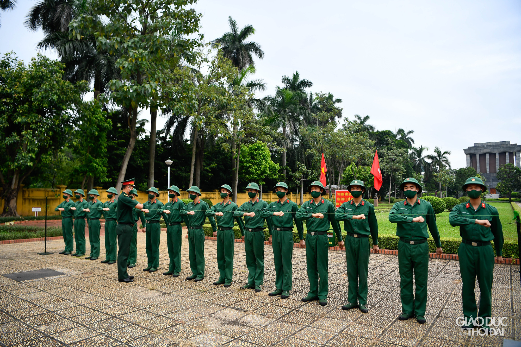 Đội ngũ cán bộ chỉ huy các cấp luôn theo sát bộ đội trong những giờ huấn luyện, kết hợp học, ôn, rèn luyện thường xuyên để duy trì tốt chất lượng thực hiện nhiệm vụ của đơn vị đặc biệt.