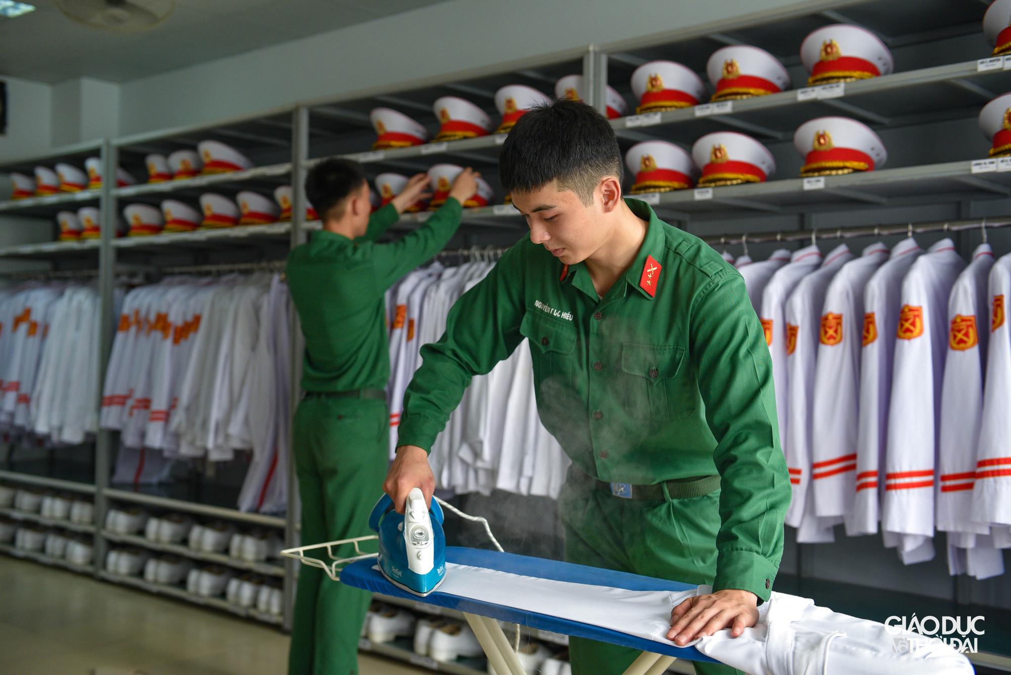 Đây là lúc mà các chiến sĩ phải khổ luyện những bài tập đội ngũ kéo dài 6 giờ một ngày, phải bó nẹp vào chân, tay, lưng để được dáng đi nghiêm trang, hoặc có thể đứng nghiêm hàng tiếng đồng hồ dưới mọi thời tiết. Kết thúc kỳ huấn luyện, các chiến sĩ trong Đội Tiêu binh tiếp tục được chọn lựa kỹ hơn nữa về quân dung và thể hình. Những chiến sĩ có chiều cao, ngoại hình, dáng đi, thậm chí là cỡ giày cũng phải giống nhau sẽ được xếp theo từng đôi, sao cho thật cân đối. Lúc này, Bộ Tư lệnh Bảo vệ Lăng và chỉ huy Đoàn 275 mới tiếp tục kiểm tra từng chiến sĩ, từng tổ để lựa chọn, đưa về hợp luyện tại Đoàn 275, sẵn sàng làm nhiệm vụ.