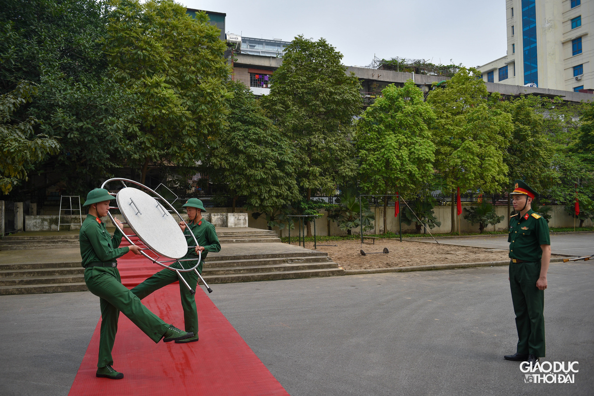 Mỗi vòng hoa nặng khoảng 25kg trở lên, hai chiến sĩ tiêu binh phải có sức khỏe tốt, trong quá trình luyện tập, đơn vị sử dụng tấm bê tông có khối lượng tương đương để chiến sĩ rèn luyện.