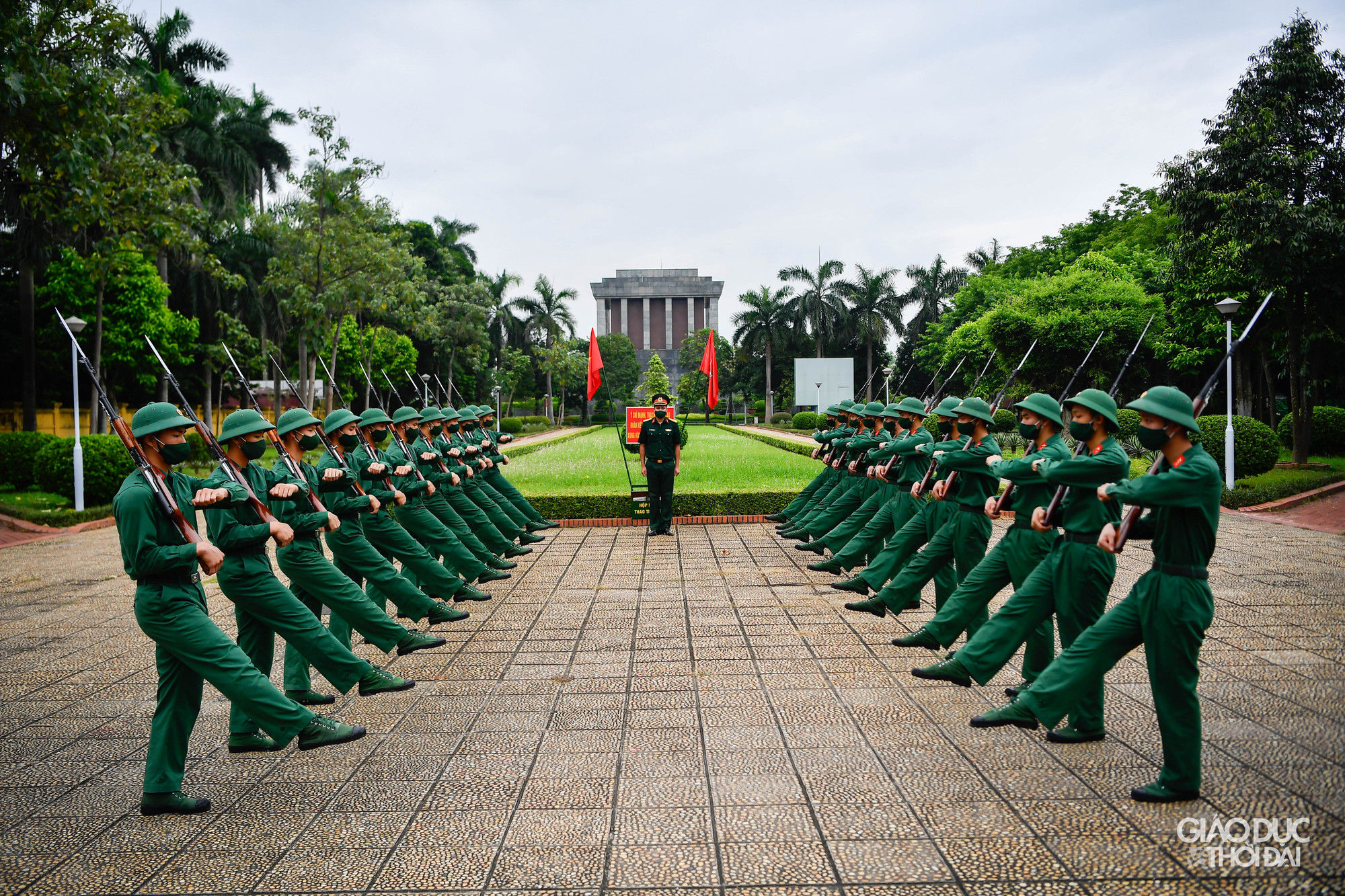 Đến Đoàn Bảo vệ và nghi lễ 275, Bộ đội Bảo vệ Lăng những ngày này, trong cái nắng gay gắt của những ngày giữa tháng 5, nhưng trên sân bê-tông, cán bộ, chiến sĩ đơn vị vẫn miệt mài luyện tập Điều lệnh đội ngũ.
