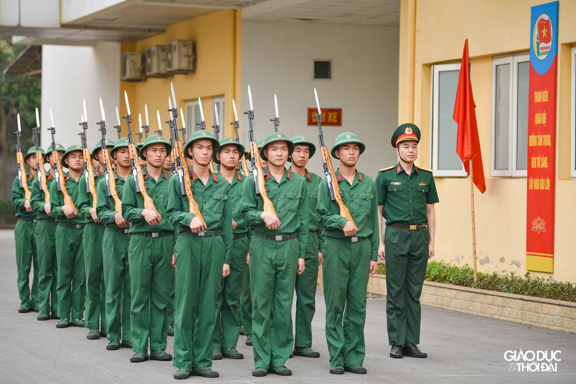 Ý tưởng về một nghi lễ thắp sáng Quốc kỳ trên quảng trường lịch sử này do Bộ Tư lệnh Bảo vệ Lăng Chủ tịch Hồ Chí Minh đề xuất và được Chính phủ phê duyệt vào đúng dịp kỷ niệm 111 năm ngày sinh Bác Hồ. Đoàn 275 - đơn vị đặc trách nhiệm vụ về nghi lễ, nghi thức của Bộ Tư lệnh Bảo vệ Lăng - được giao nhiệm vụ quan trọng này.
