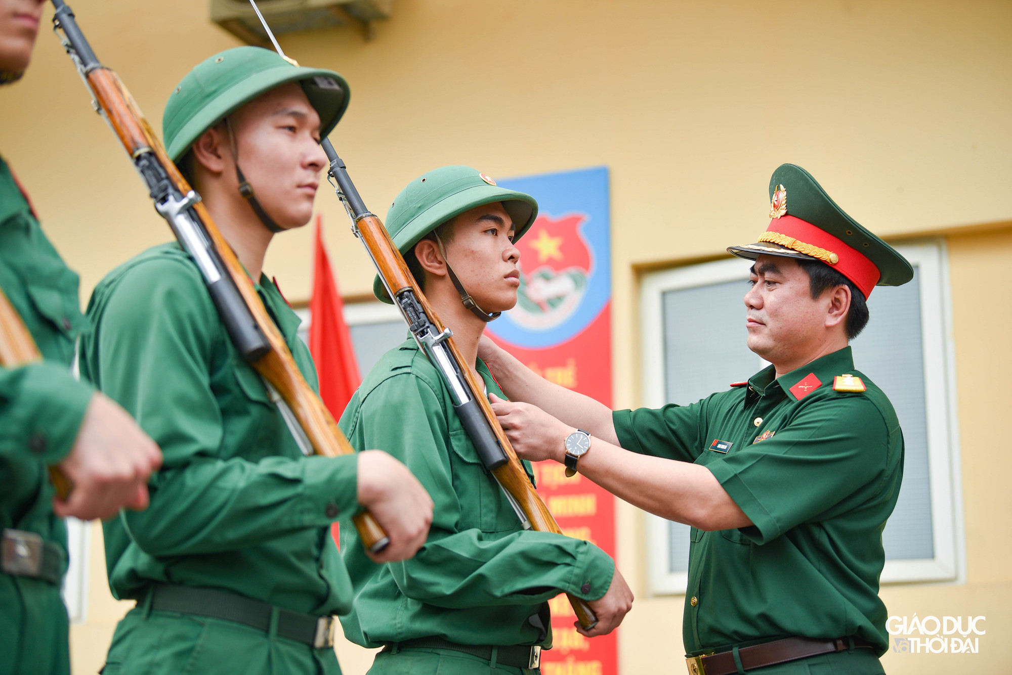 Nghi lễ gác tại Lăng Chủ tịch Hồ Chí Minh là một trong những nghi lễ mang tầm cỡ Quốc gia. Chính vì thế, Đoàn 275 (Bộ Tư lệnh Bảo vệ Lăng Chủ tịch Hồ Chí Minh) đã trực tiếp làm nhiệm vụ tổ chức huấn luyện hết sức công phu.