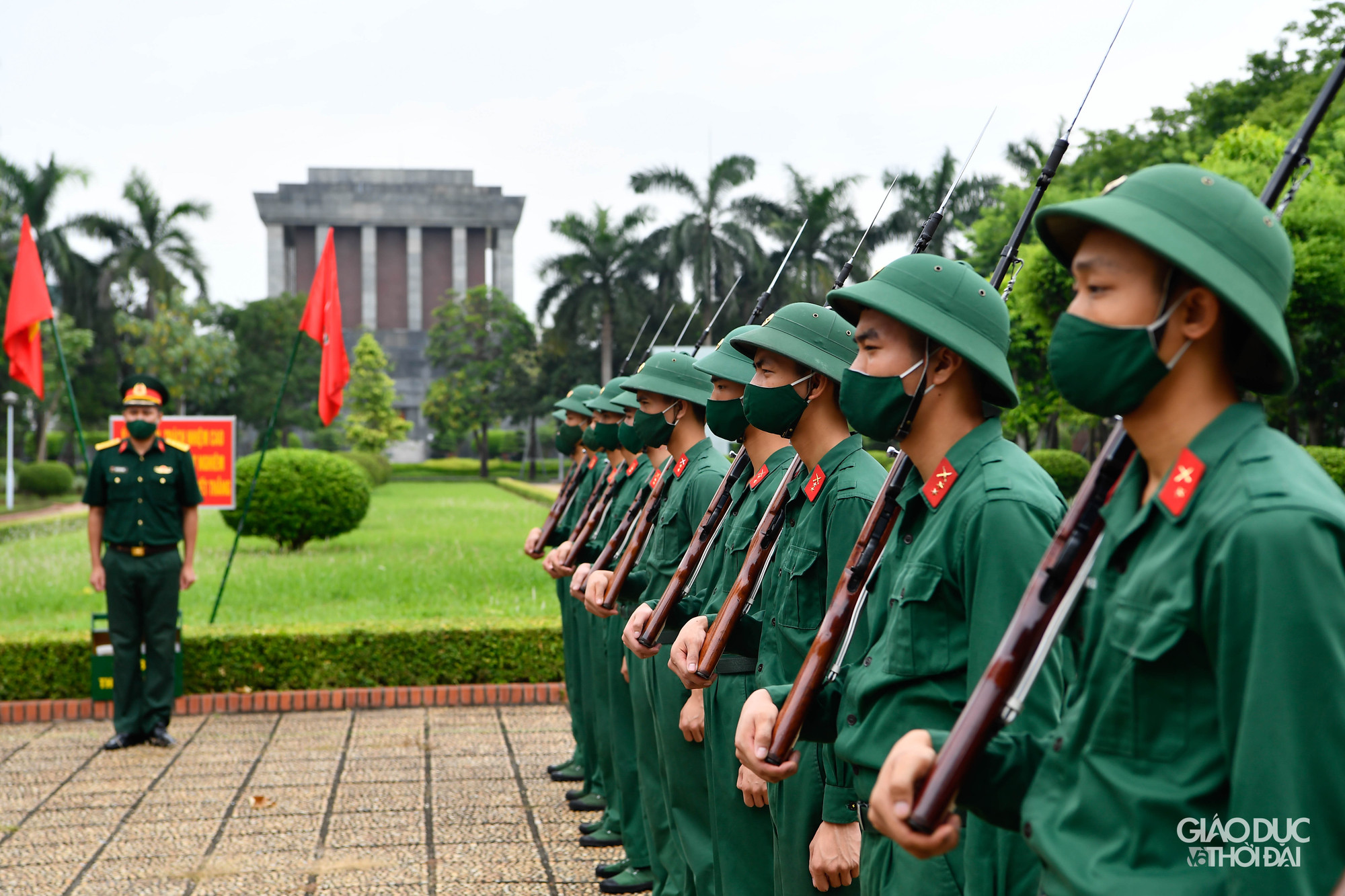 Ngoài việc đón tiếp, hướng dẫn khách chu đáo, thì công tác kiểm tra an ninh, bảo đảm an toàn được tiến hành chặt chẽ và tính bảo mật cao.