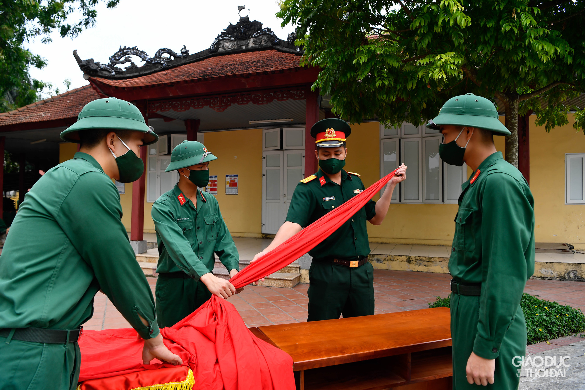 Hằng ngày, ngoài việc tổ chức lễ chào cờ trước Lăng lúc 6 giờ sáng và lễ hạ cờ lúc 21 giờ; duy trì bộ đội luyện tập phục vụ lễ mít-tinh, diễu binh, diễu hành kỷ niệm Kỷ niệm 133 năm ngày sinh nhật Bác Hồ; đơn vị còn phối hợp Trung đoàn 375, BTL Cảnh vệ (Bộ Công an) làm nhiệm vụ bảo vệ, hướng dẫn, đón tiếp đồng bào trong nước, khách quốc tế, các đoàn nguyên thủ quốc gia vào Lăng viếng Bác.
