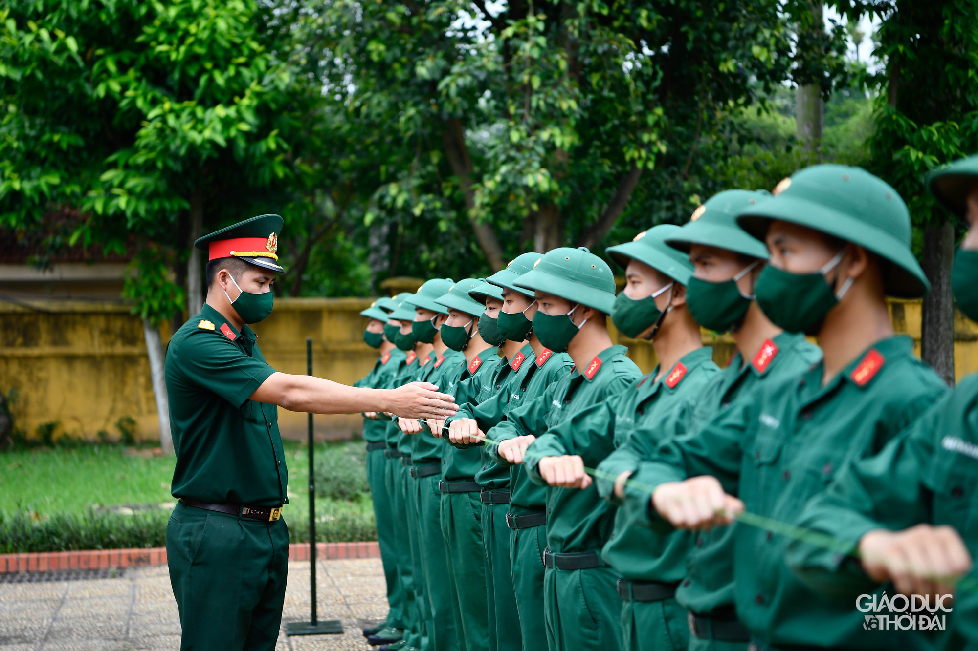Trung úy Trần Văn Sang phó phân đội trưởng, Phân đội 2, Đội 1, Đoàn 275 cho biết: “Những động tác thoạt nhìn thì có vẻ đơn giản nhưng thực ra rất phức tạp, đòi hỏi độ chuẩn của từng cá nhân và sự kết hợp của từng cặp chiến sĩ. Khi thực hiện động tác, nếu một người mắc lỗi thì cả cặp sẽ phải huấn luyện lại. Còn nếu phải thay người thì buộc phải thay cả đôi. Chính vì thế, hai người trong cặp thường là những người bạn thân từ thao trường huấn luyện lẫn trong cuộc sống hàng ngày nên rất hiểu ý nhau và hành động nhịp nhàng”.