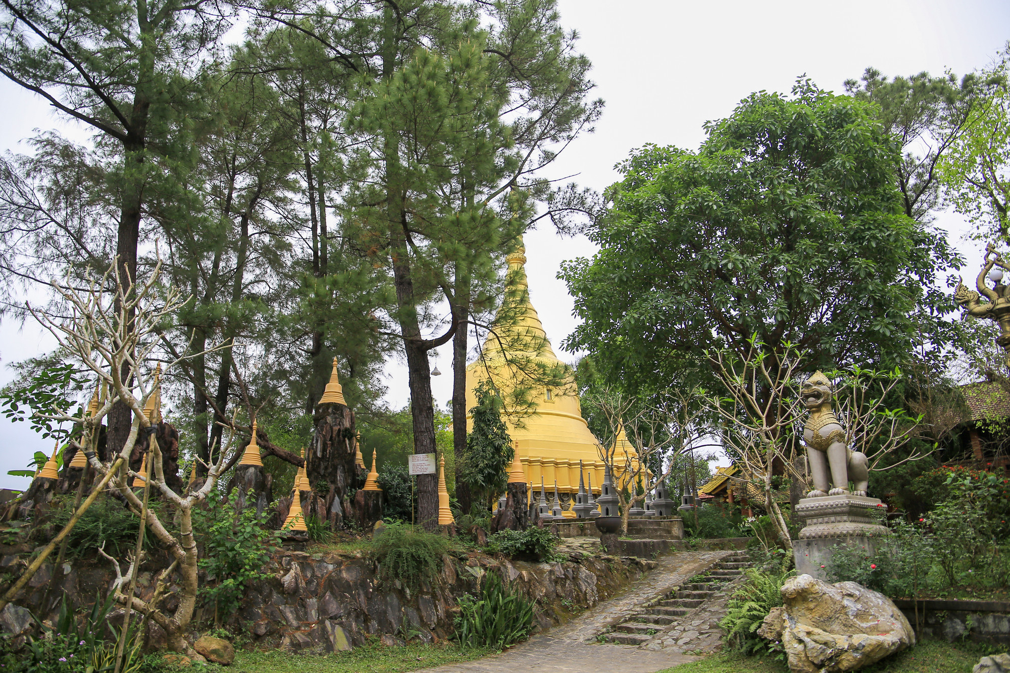 Chùa là một quần thể gồm nhiều công trình kiến trúc như tháp Phật, tháp mộ, nhà tăng chúng, tượng… Các kiến trúc đều được trang trí bằng phù điêu, hoa văn cực kỳ tinh xảo.