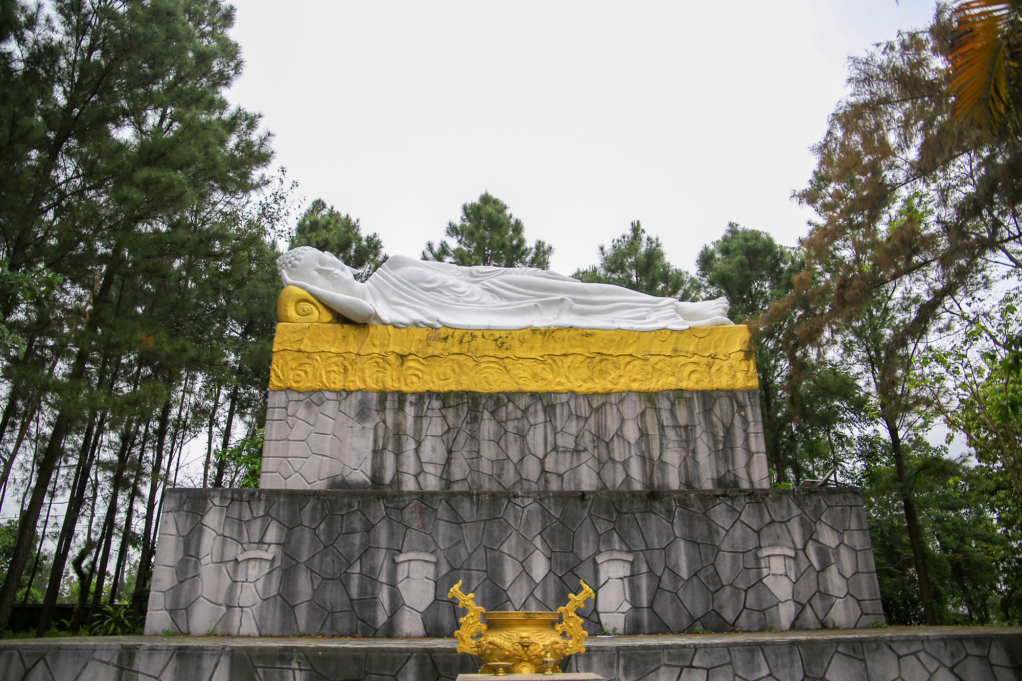 Chùa Thiền Lâm mang kiến trúc riêng biệt với các cổ tự ở Huế. Nơi đây trở thành điểm thu hút đông đảo du khách và được biết đến với một số tên gọi như: “Thái Lan trên đất Cố đô”, “Chùa Vàng giữa lòng cố đô Huế”... (Ảnh: Hoàng Hải).