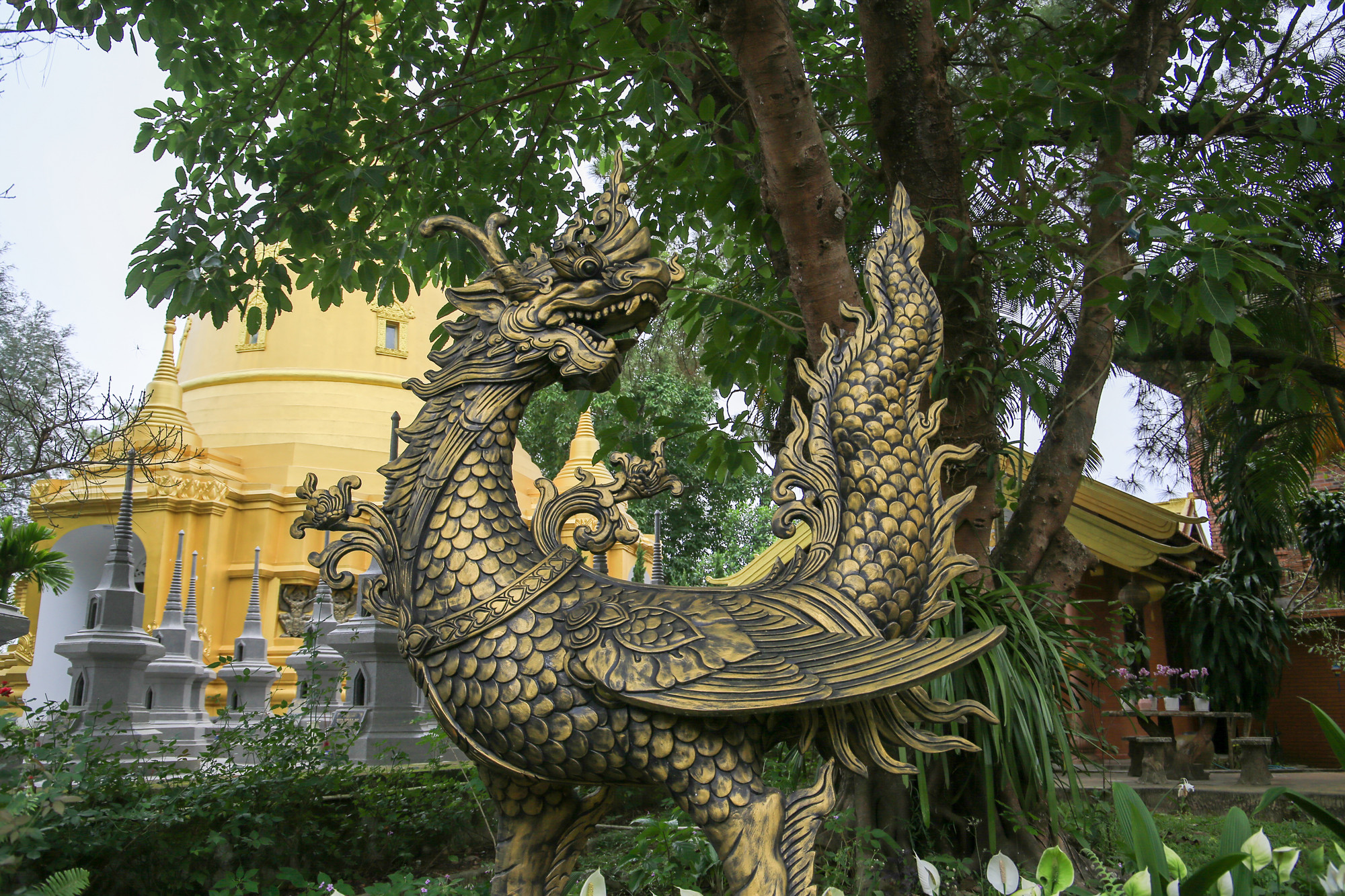 Không chỉ là chốn tâm linh mà còn là điểm check-in đầy ấn tượng, bởi ngôi chùa mang kiến trúc đậm chất Thái Lan.