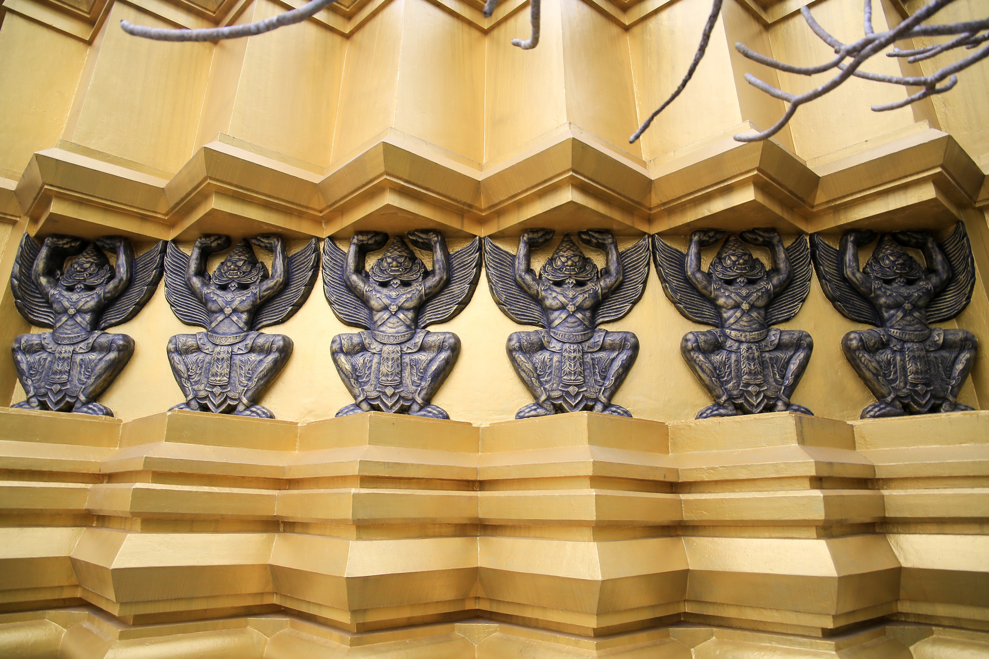 Tầng trên bảo tháp thờ xá lợi Phật Thích Ca và thờ chư Thánh Tăng, tầng dưới là chánh điện nơi tăng chúng và Phật tử tu tập.