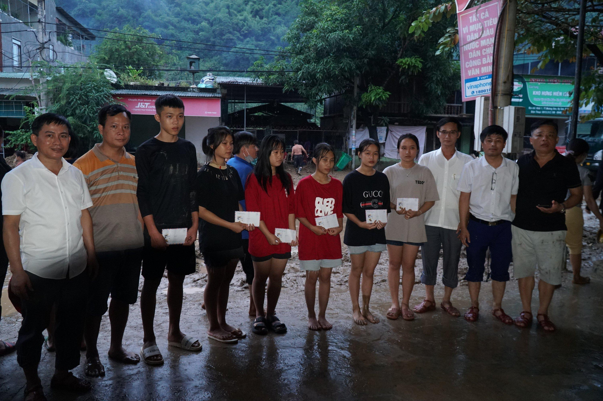 Lãnh đạo ngành giáo dục Nghệ An động viên, trao quà hỗ trợ học sinh Trường THPT Kỳ Sơn ở trọ, bị lũ cuốn trôi hết tài sản, sách vở. Lãnh đạo ngành giáo dục Nghệ An động viên, trao quà hỗ trợ học sinh Trường THPT Kỳ Sơn ở trọ, bị lũ cuốn trôi hết tài sản, sách vở.