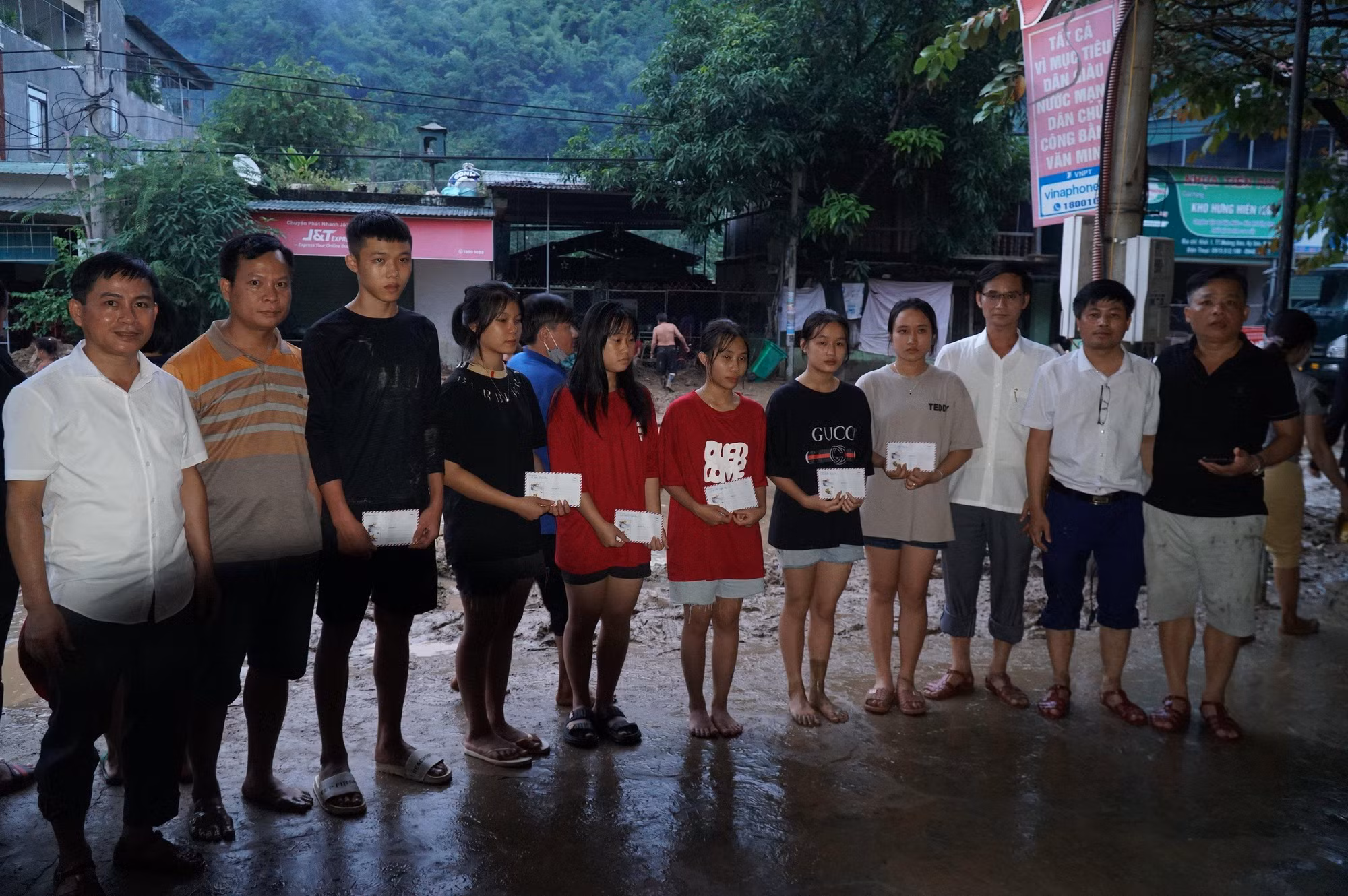 Lãnh đạo ngành giáo dục Nghệ An động viên, trao quà hỗ trợ học sinh Trường THPT Kỳ Sơn ở trọ, bị lũ cuốn trôi hết tài sản, sách vở.