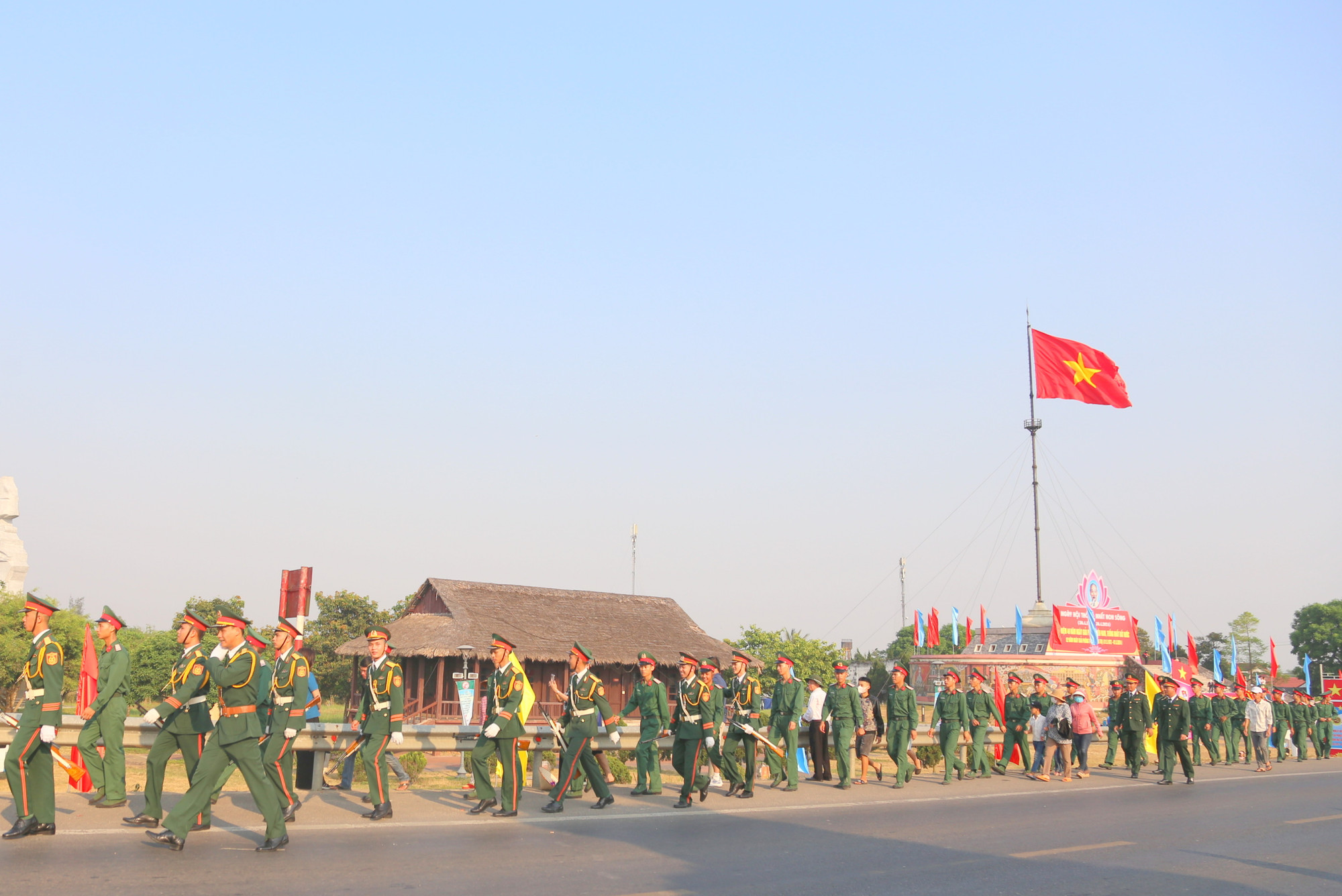 Lực lượng vũ trang diễu hành trước Kỳ đài Hiền Lương trong Lễ hội Thống nhất non sông.