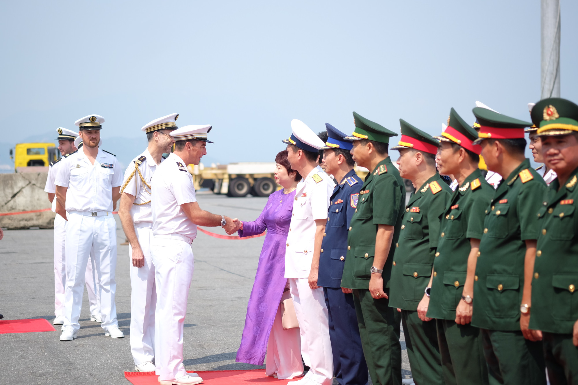 Đại diện Sở Ngoại vụ TP Đà Nẵng đón tàu sỹ quan, thuỷ thủ tàu tuần dương Vendemiaire của Hải quân Pháp thăm Đà Nẵng. Đại diện Sở Ngoại vụ TP Đà Nẵng đón tàu sỹ quan, thuỷ thủ tàu tuần dương Vendemiaire của Hải quân Pháp thăm Đà Nẵng.