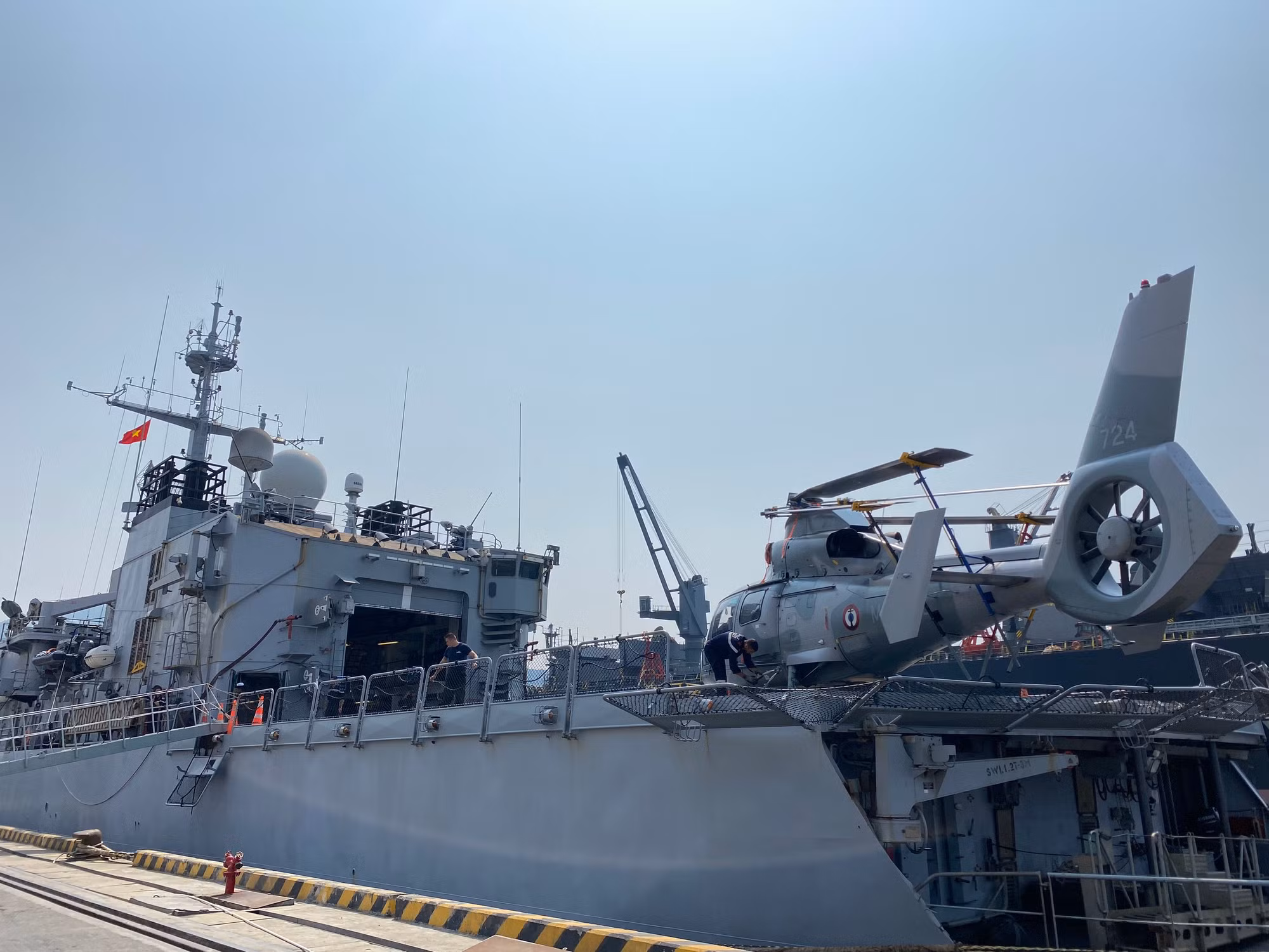 Trong thời gian chuyến thăm, thuỷ thủ đoàn nghỉ ngơi, tham quan tại TP Đà Nẵng sau khi thực hiện nhiệm vụ dài ngày và có các hoạt động giao lưu với Hải quân và Cảnh sát biển Việt Nam. Trong thời gian chuyến thăm, thuỷ thủ đoàn nghỉ ngơi, tham quan tại TP Đà Nẵng sau khi thực hiện nhiệm vụ dài ngày và có các hoạt động giao lưu với Hải quân và Cảnh sát biển Việt Nam.