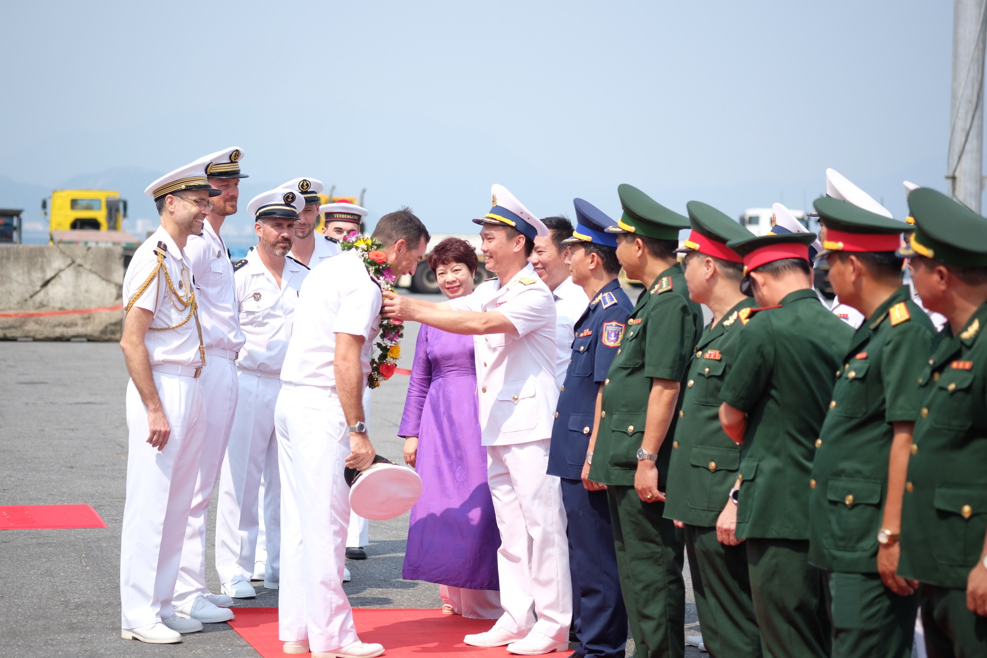 Đại diện Bộ Tư lệnh Vùng 3 Hải quân tặng hoa cho sỹ quan, thuỷ thủ tàu tuần dương Vendemiaire của Hải quân Pháp. Đại diện Bộ Tư lệnh Vùng 3 Hải quân tặng hoa cho sỹ quan, thuỷ thủ tàu tuần dương Vendemiaire của Hải quân Pháp.